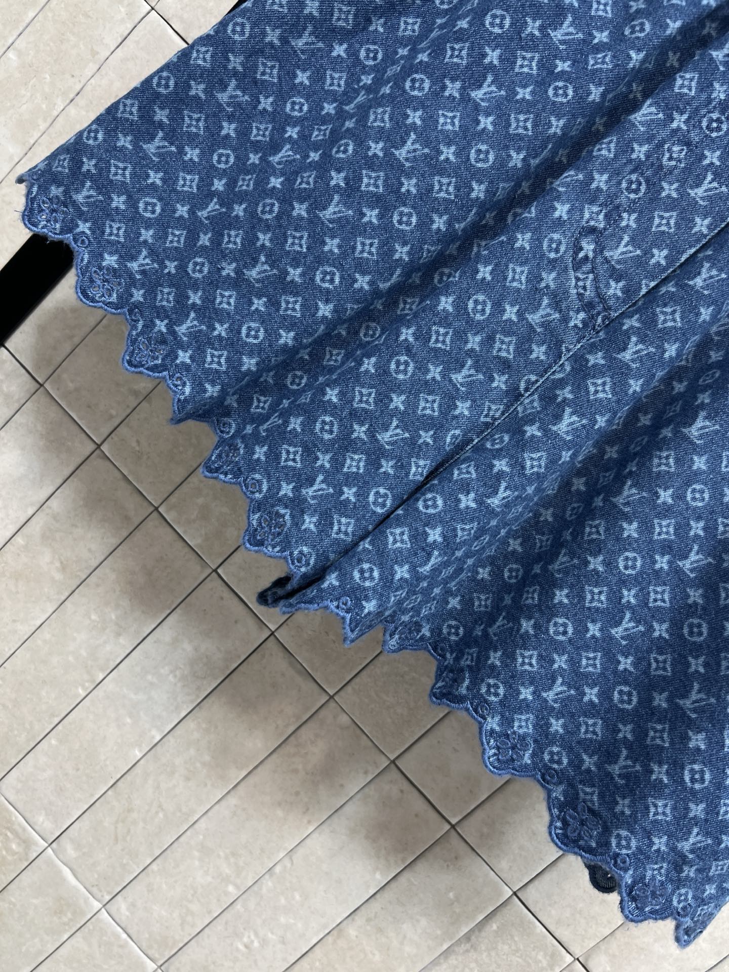 L家 26早秋新款 老花牛仔短裤 松紧腰头不挑腰围 穿脱自在无束缚 通体经典暗纹低调高级 裤脚精致波浪花