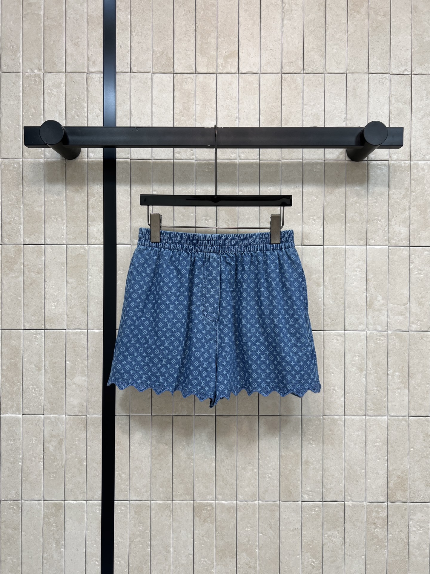 NO:925345,L's 26 early autumn new style presbyopic denim shorts. Elastic waistband, no need to pick the waistline. Easy to wear and take off without restraint. Classic dark pattern all over, low-key and high-end. Exquisite wavy lace at the trouser legs. Loose A-line shape to hide the flesh and make you look slimmer. Washed denim cotton fabric is soft and breathable. Suitable for vests and shirts of the same series. It makes the outfit full of atmosphere. Refreshing and fashionable for daily travel. Four sizes in one color. Size/S-M-L-XL,,louis  vuitton,shorts,shirts,19860909L家 26早秋新款 老花牛仔短裤 松紧腰头不挑腰围 穿脱自在无束缚 通体经典暗纹低调高级 裤脚精致波浪花边柔和 宽松A字版型藏肉显瘦 水洗牛仔棉面料柔软透气 适配同系列马甲 衬衫 穿搭氛围感拉满 日常出行清爽又时髦 一色四码Size/S-M-L-XL,,louis vuitton,shorts,shirts,,Women's clothing