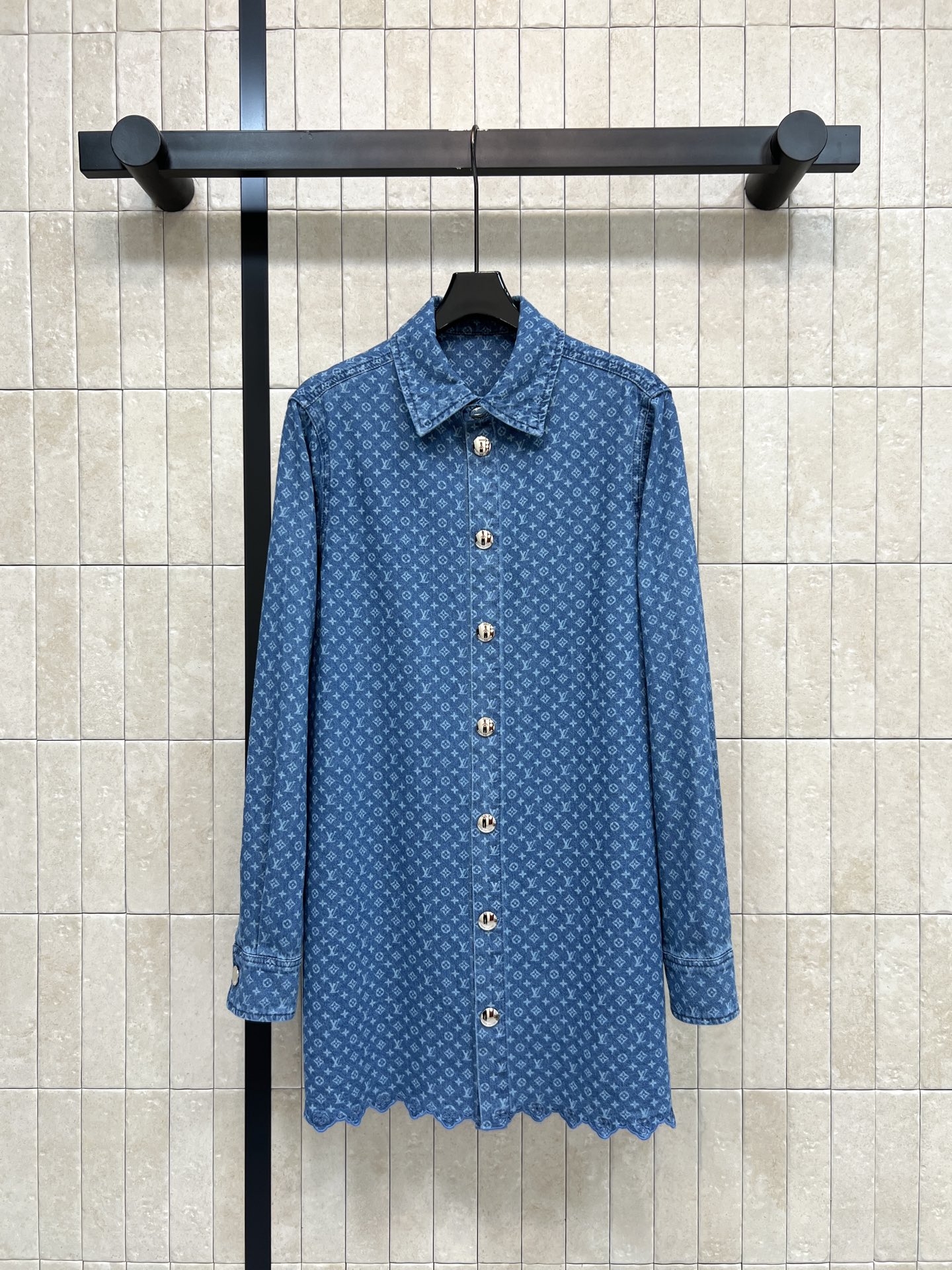 NO:925327,L's 26th early autumn new style Presbyopic denim shirt dress Classic lapel with single row of metal buttons Dark grained presbyopic texture all over The whole body is high-end and durable The unique wavy lace at the hem adds details The soft denim cotton fabric is comfortable on the upper body The long version can be worn alone as a dress or can be opened as a jacket and layered inside Casual, light and luxurious, full of daily travel atmosphere Four sizes in one color Size/S-M-L-XL,, louis  vuitton,skirts,jackets & coats,shirts,19860909L家 26早秋新款 老花牛仔衬衫裙 经典翻领搭配单排金属纽扣 通体暗纹老花肌理高级耐看 下摆别致波浪花边增添细节 柔软牛仔棉面料上身舒适 长款版型可单穿当连衣裙 也能敞开做外套叠搭内搭 休闲轻奢兼顾 日常出行氛围感拉满 一色四码Size/S-M-L-XL,,louis vuitton,skirts,jackets & coats,shirts,,Women's clothing
