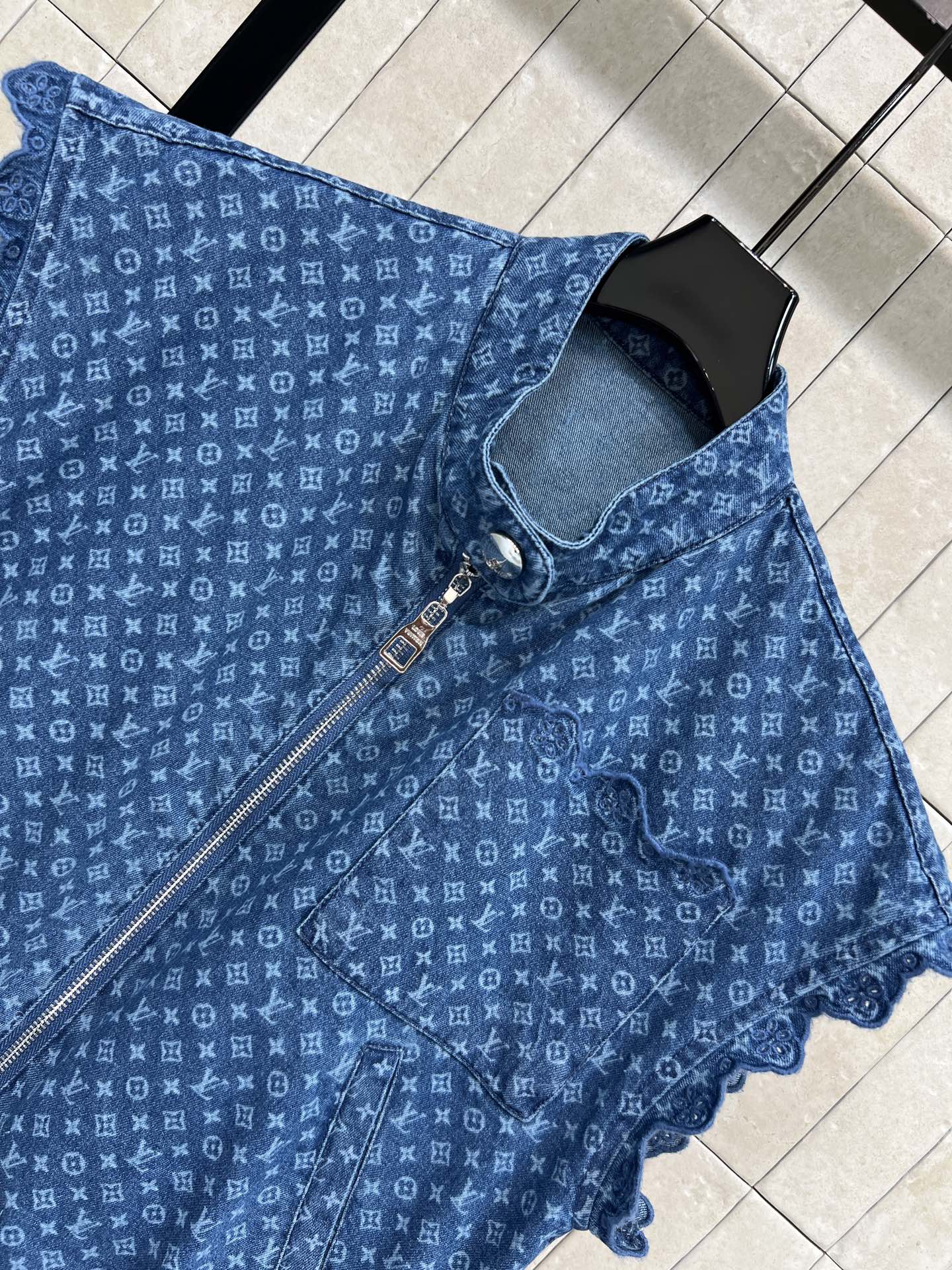 L家 26早秋新款 老花牛仔马甲 经典水洗蓝自带复古 立领拉链开合利落方便 袖口别致木耳边设计 胸前口袋