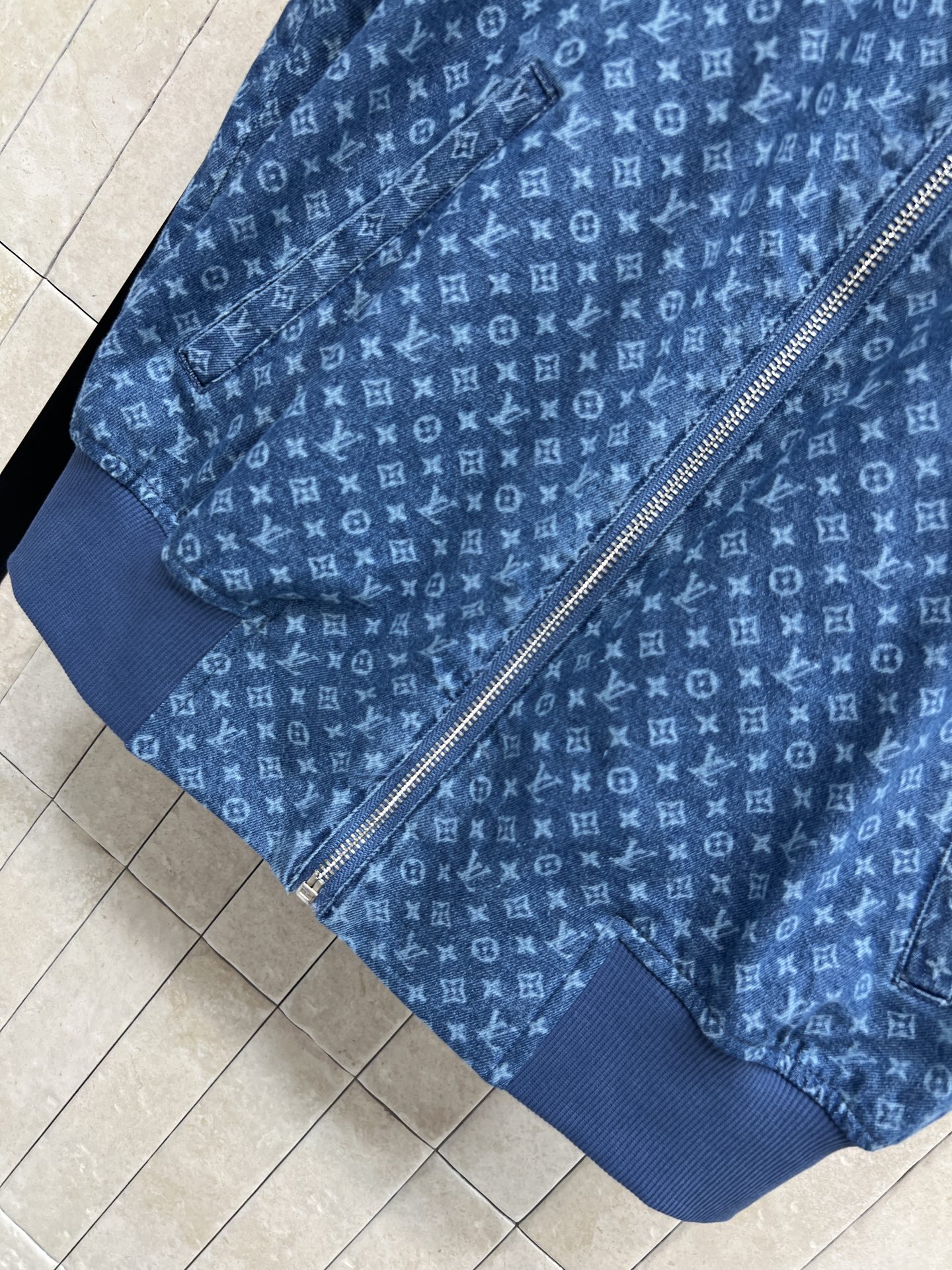 L家 26早秋新款 老花牛仔马甲 经典水洗蓝自带复古 立领拉链开合利落方便 袖口别致木耳边设计 胸前口袋