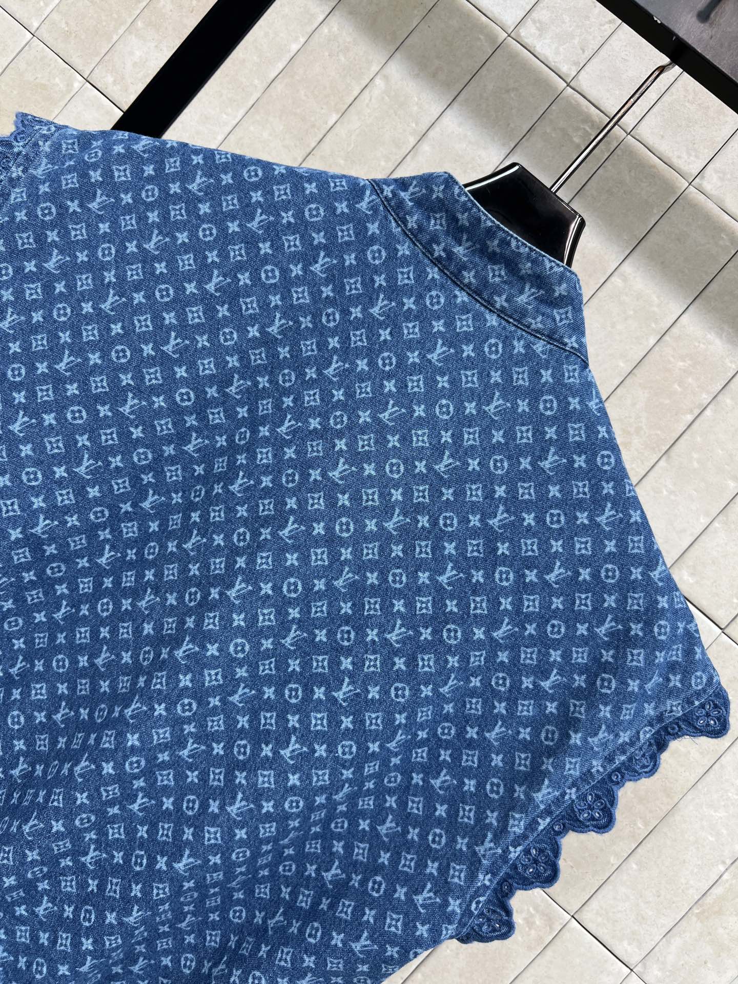 L家 26早秋新款 老花牛仔马甲 经典水洗蓝自带复古 立领拉链开合利落方便 袖口别致木耳边设计 胸前口袋