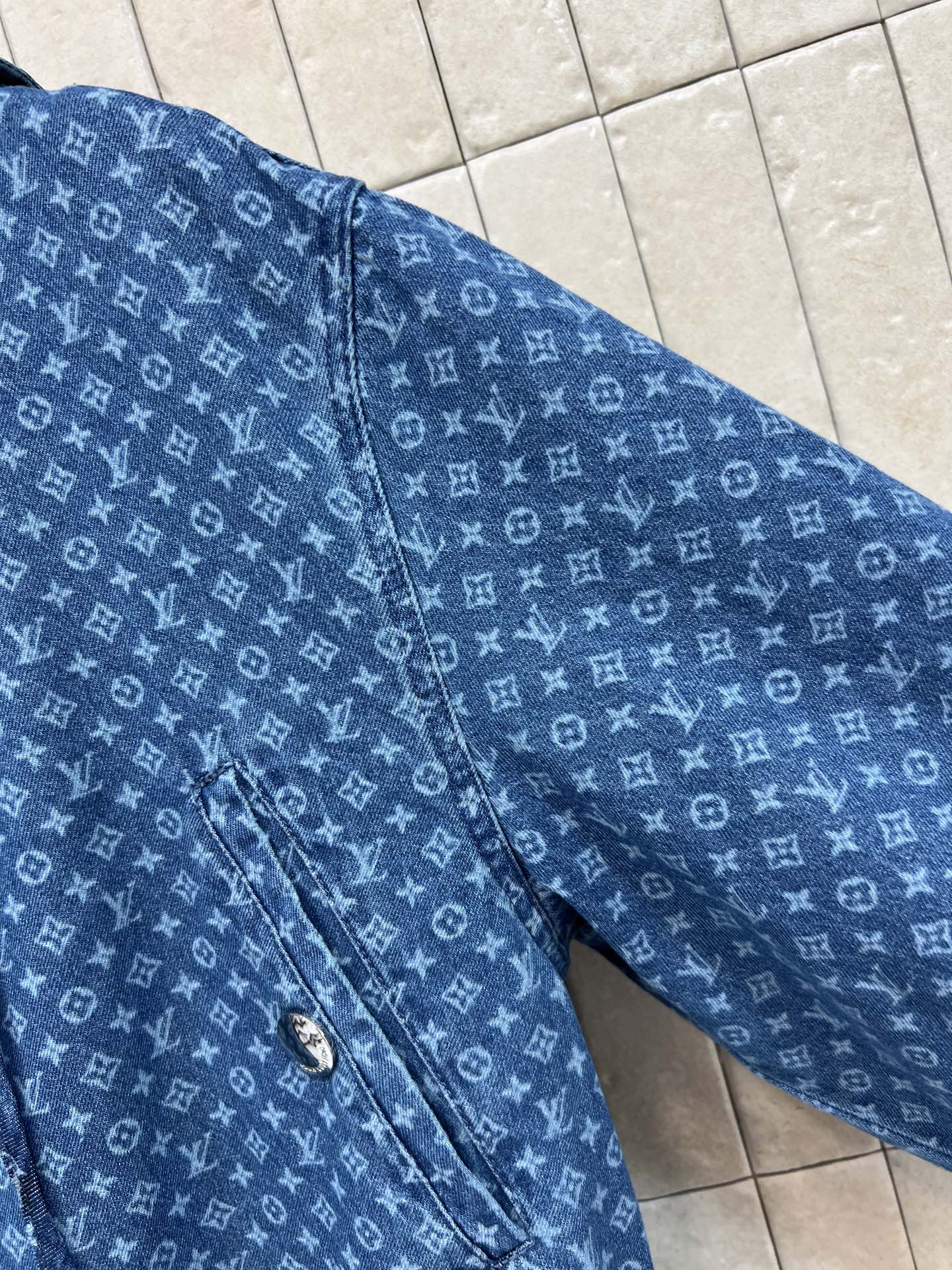 L家 26早秋新款 老花连帽牛仔外套 经典水洗蓝自带慵懒氛围 抽绳连帽搭配圆环拉链开合 腰间可收束松紧带