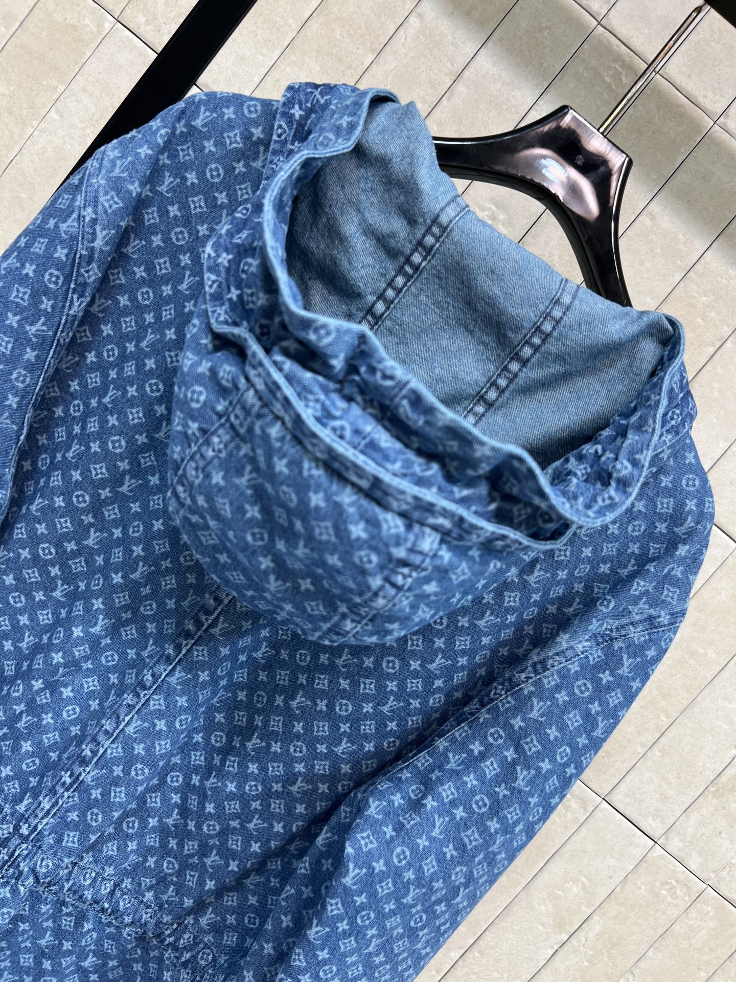 L家 26早秋新款 老花连帽牛仔外套 经典水洗蓝自带慵懒氛围 抽绳连帽搭配圆环拉链开合 腰间可收束松紧带