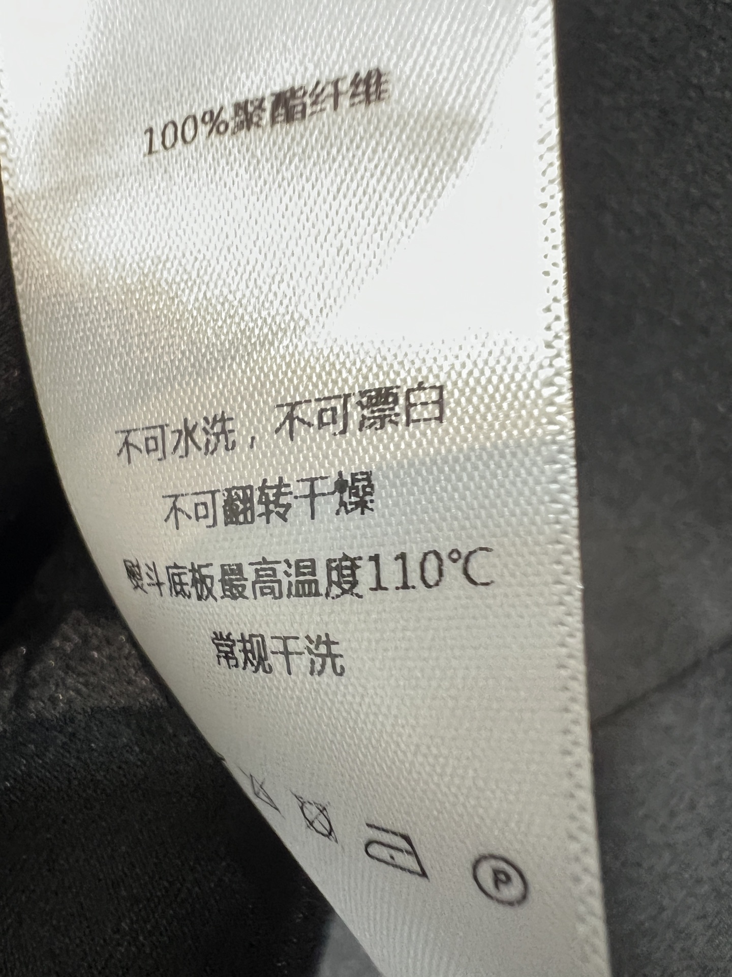 CE家 26早秋新款 黑色无袖连衣裙 撞色翻领精致优雅 利落收腰剪裁巧妙收紧腰身 搭配A字大裙摆 修饰身