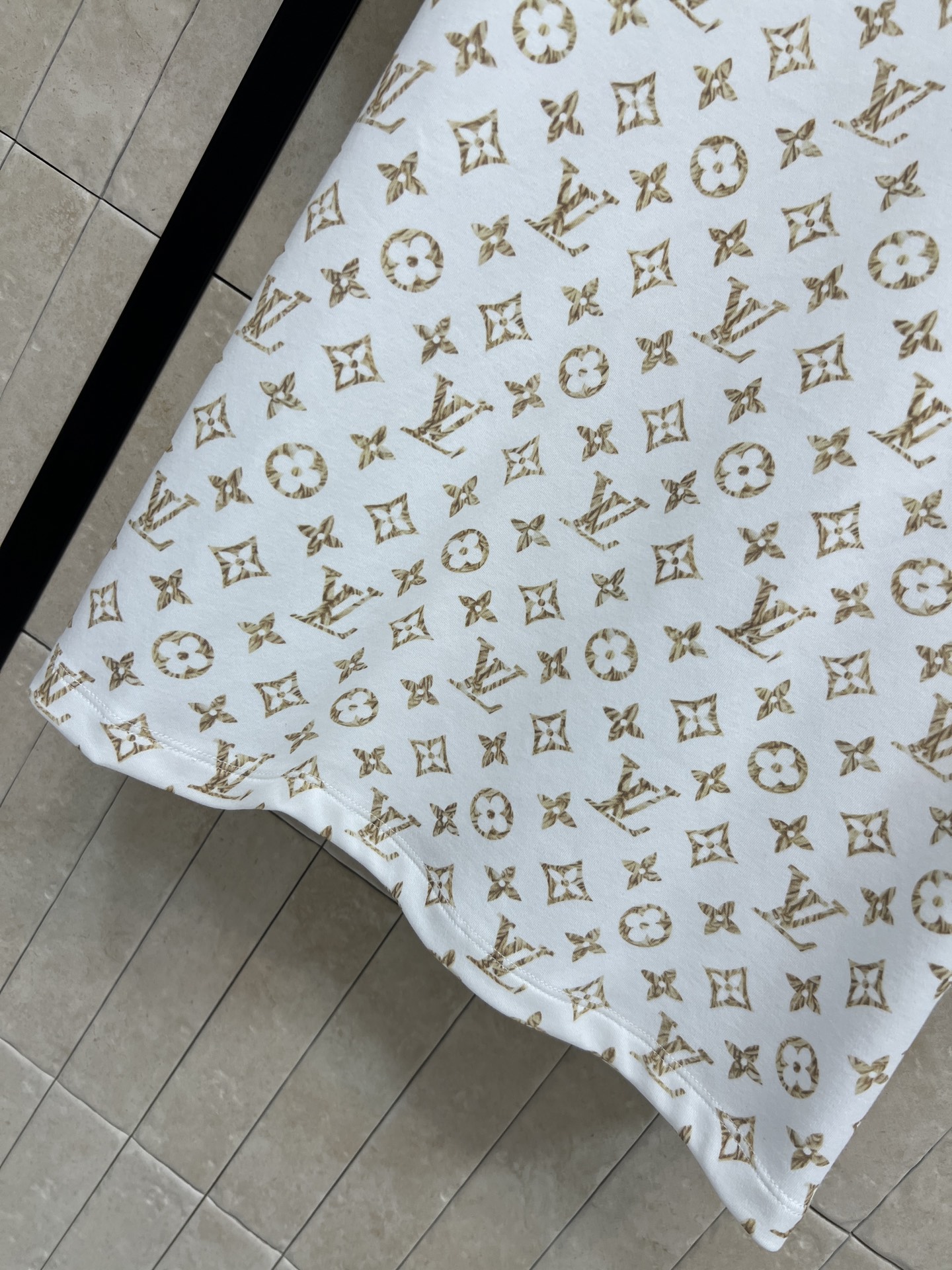 L家 26早秋新款 老花短袖T恤 采用高品质棉质面料 透气舒适 满身复古金色老花满印 精致又有辨识度 短