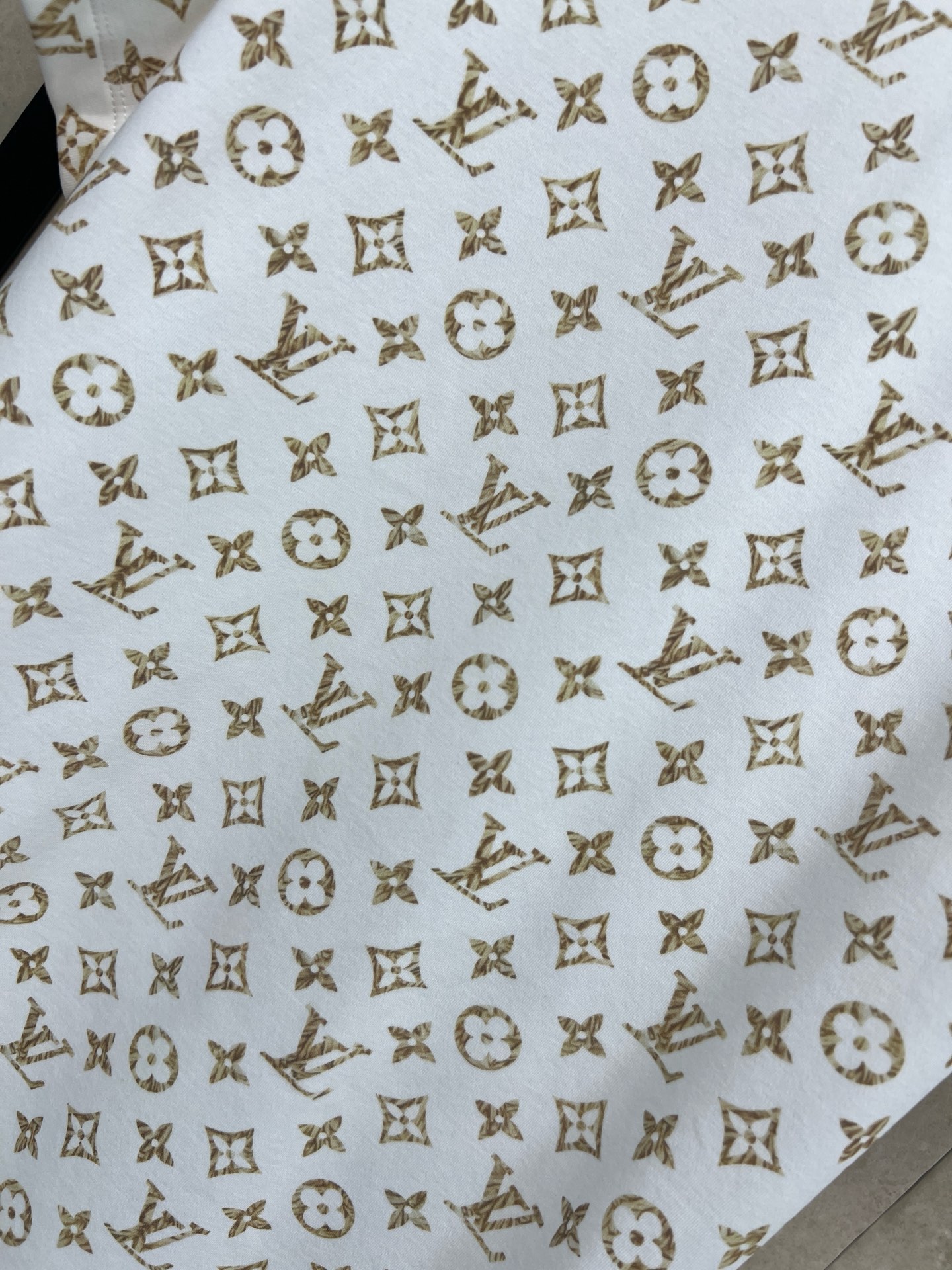 L家 26早秋新款 老花短袖T恤 采用高品质棉质面料 透气舒适 满身复古金色老花满印 精致又有辨识度 短