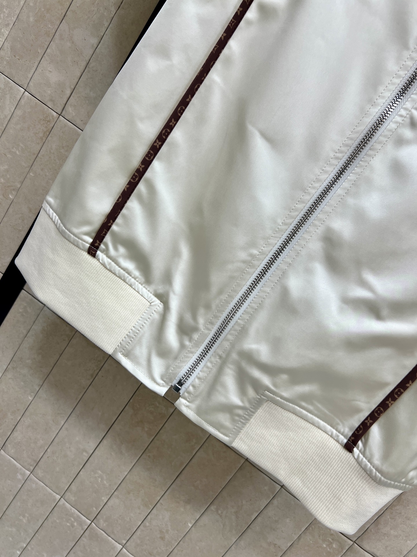 L家 26早秋新款 短袖棒球外套 面料顺滑自带柔光质感，短款版型利落显高 立领搭配全拉链开合穿脱方便 周