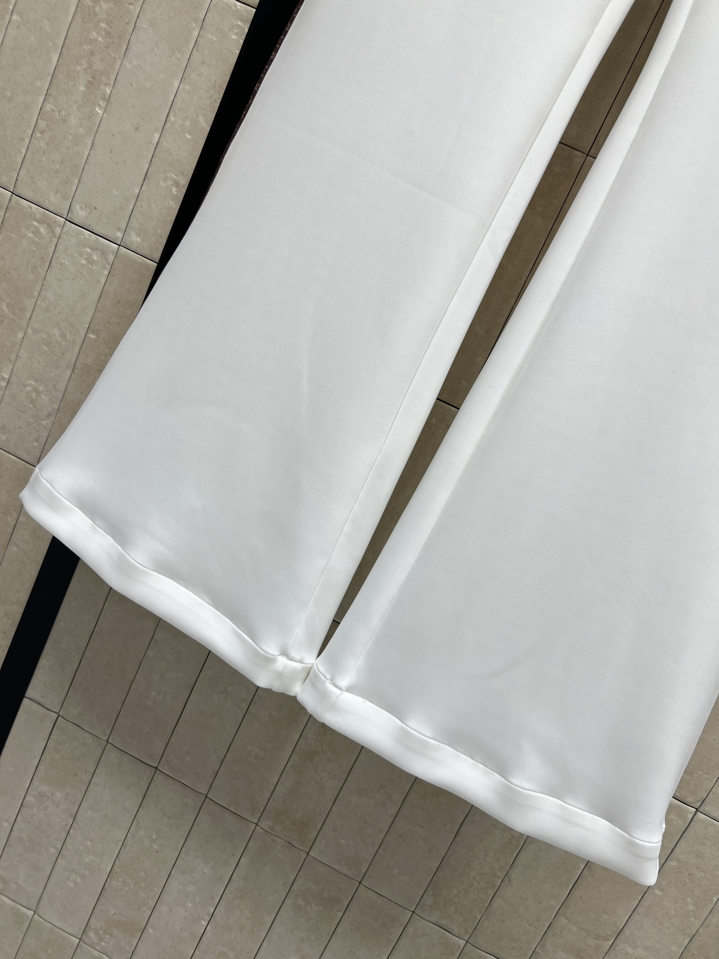 L家 26早秋新款 高腰微喇休闲裤 垂感顺滑面料自带飘逸质感 高腰松紧腰头搭配压印字母标识 舒适不勒腰 
