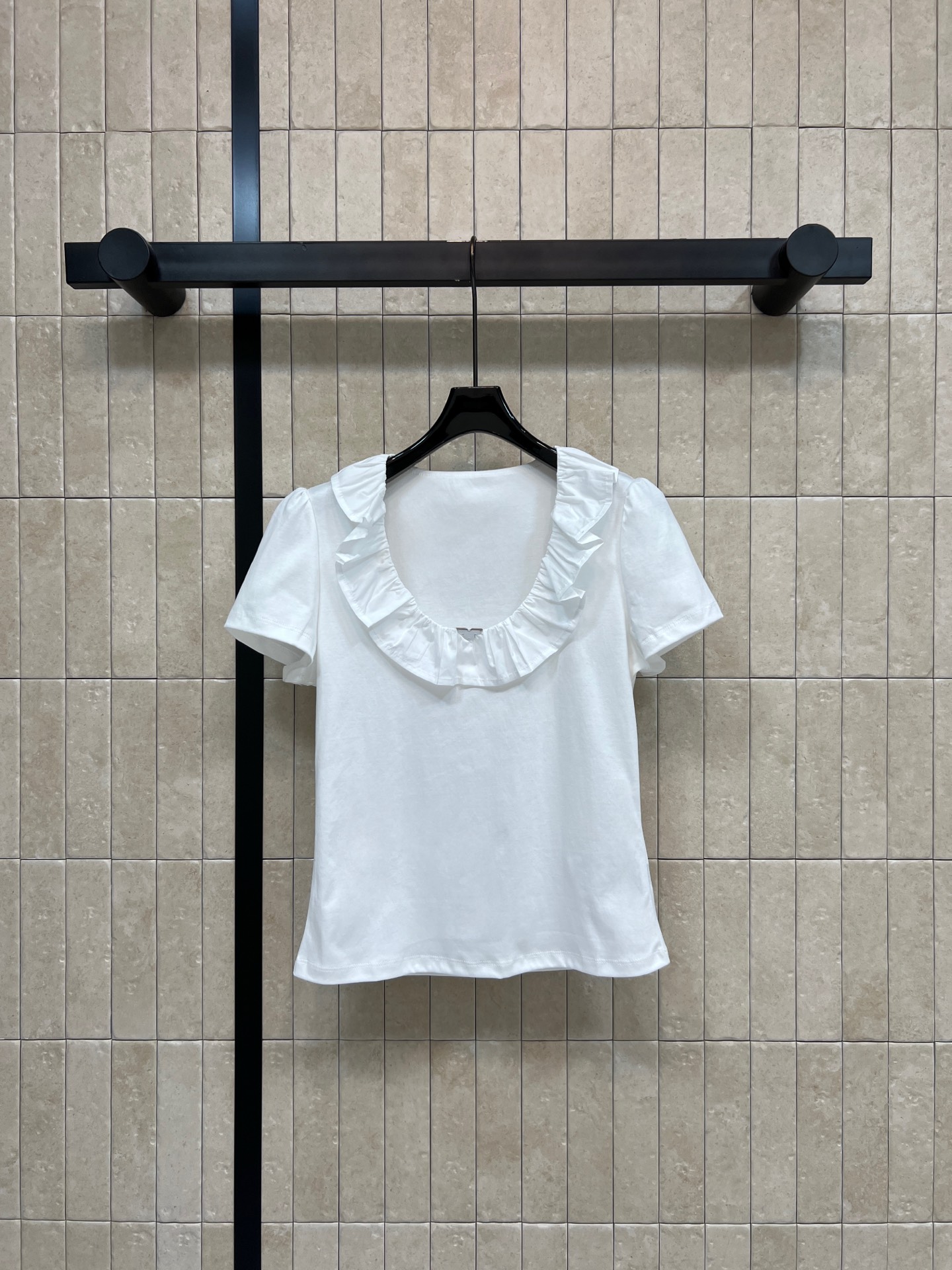 NO:927077,L's 26 early autumn new model, ruffled U-neck short sleeves, made of high-quality cotton fabric, soft and skin-friendly, comfortable upper body, large arc lace neckline to modify the neck line, with a sweet atmosphere, simple and neat short-sleeved tailoring, sleeves optimized shoulder shape, slim fit that fits the body shape, very proportional, suitable with jeans and skirts, easy to maintain a gentle temperament in daily commuting, two colors and three codes, Size/S-M-L,, louis  vuitton,skirts,jeans,T-shirt,19860909L家 26早秋新款 荷叶边U领短袖 采用高品质棉面料 柔软亲肤上身舒适 大弧度花边领口修饰脖颈线条 自带甜美氛围感 简约利落的短袖剪裁 袖子优化肩型 贴合身形的修身版型很显比例 搭配牛仔裤 半身裙都很合适 通勤日常轻松拿捏温柔气质 两色三码Size/S-M-L,,louis vuitton,skirts,jeans,T-shirt,,Women's clothing