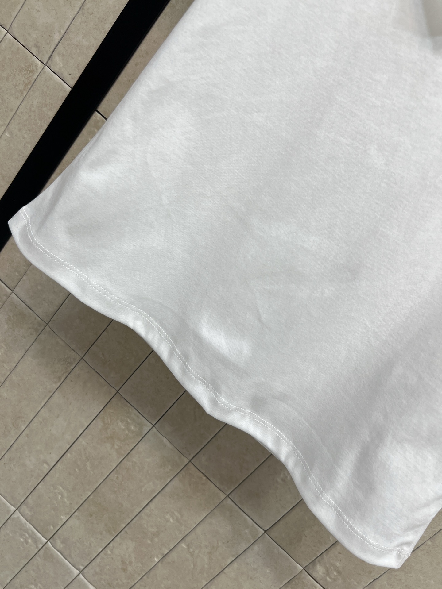 L家 26早秋新款 荷叶边U领短袖 采用高品质棉面料 柔软亲肤上身舒适 大弧度花边领口修饰脖颈线条 自带
