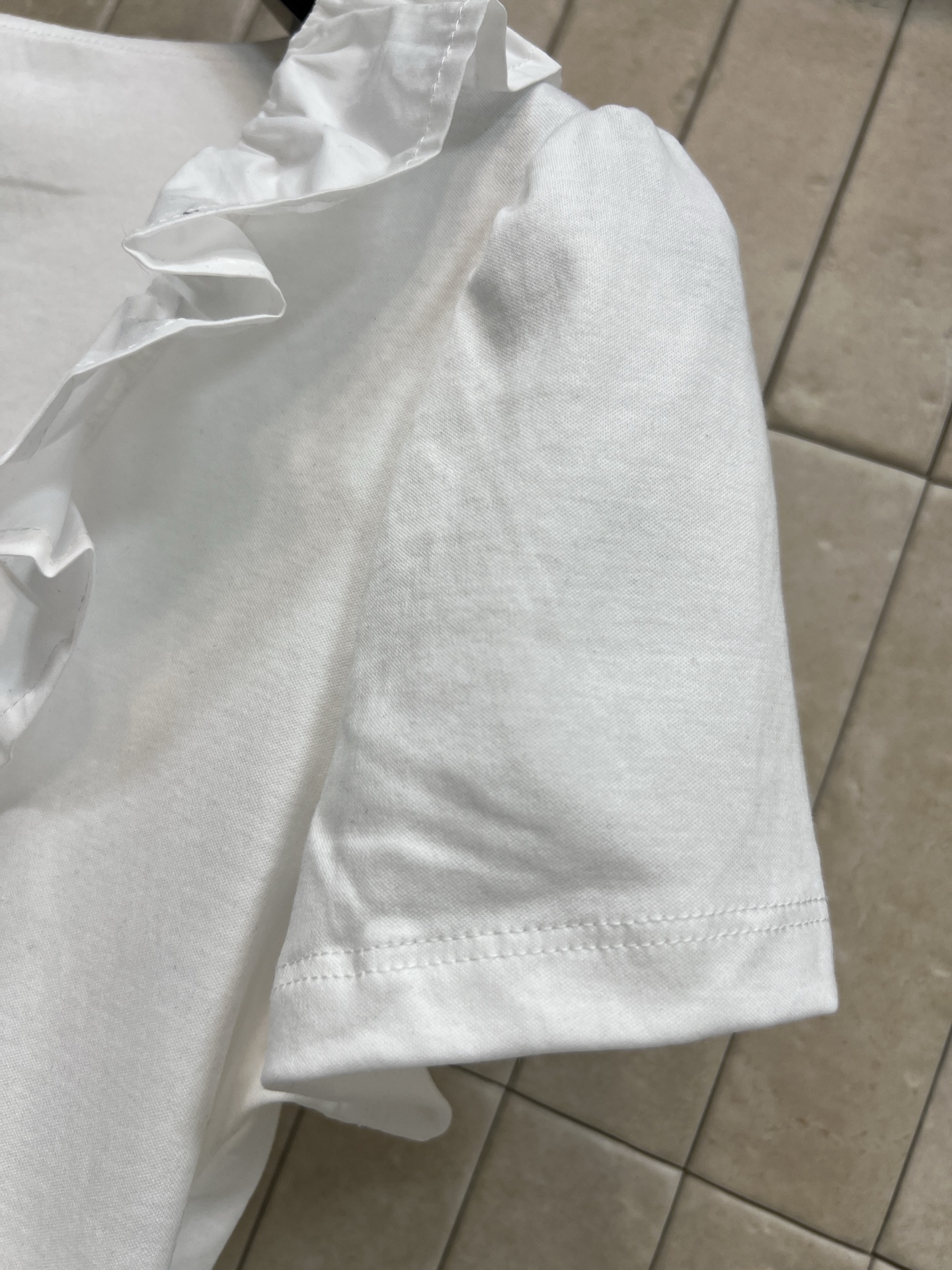 L家 26早秋新款 荷叶边U领短袖 采用高品质棉面料 柔软亲肤上身舒适 大弧度花边领口修饰脖颈线条 自带
