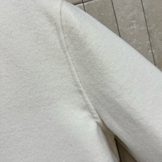 H家 26早秋新款 米白短款夹克外套 经典小翻领利落大气 中间金属拉链开合穿脱方便 下摆两侧拼接焦糖色皮质口袋 撞色设计 H家 26早秋新款 米白短款夹克外套 经典小翻领利落大气 中间金属拉链开合穿脱方便 下摆两侧拼接焦糖色皮质口袋 撞色设计