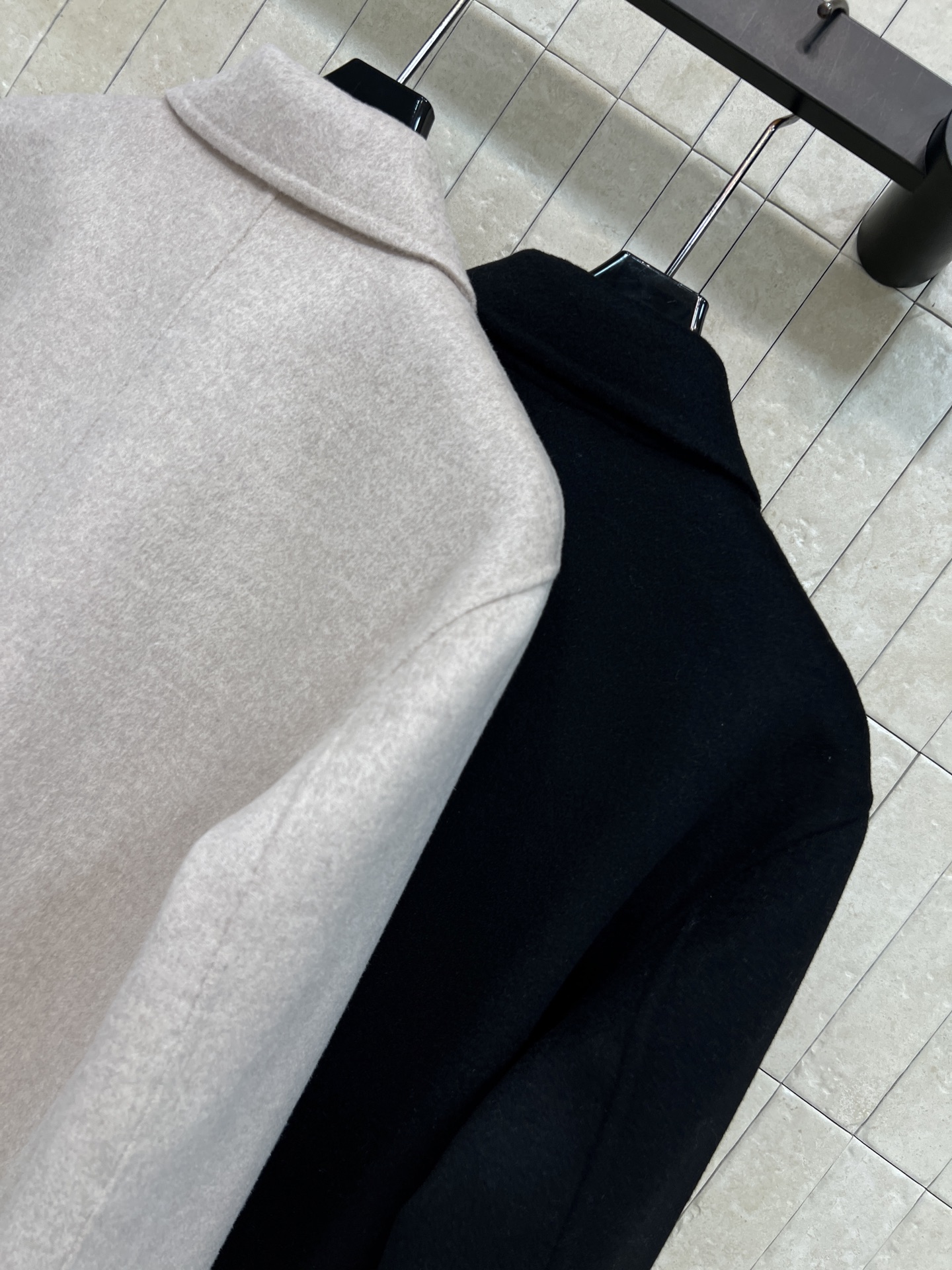 H家 26早秋新款 米白短款夹克外套 经典小翻领利落大气 中间金属拉链开合穿脱方便 下摆两侧拼接焦糖色皮质口袋 撞色设计