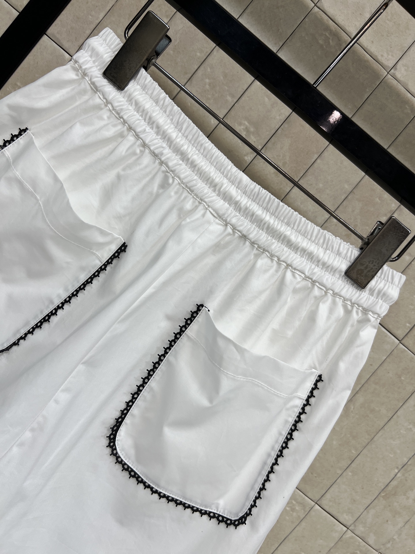 L家 26早秋新款 白色高腰抽绳短裤 采用高品质棉面料 松紧腰头搭配系带设计 包容各种腰围 口袋与裤脚环