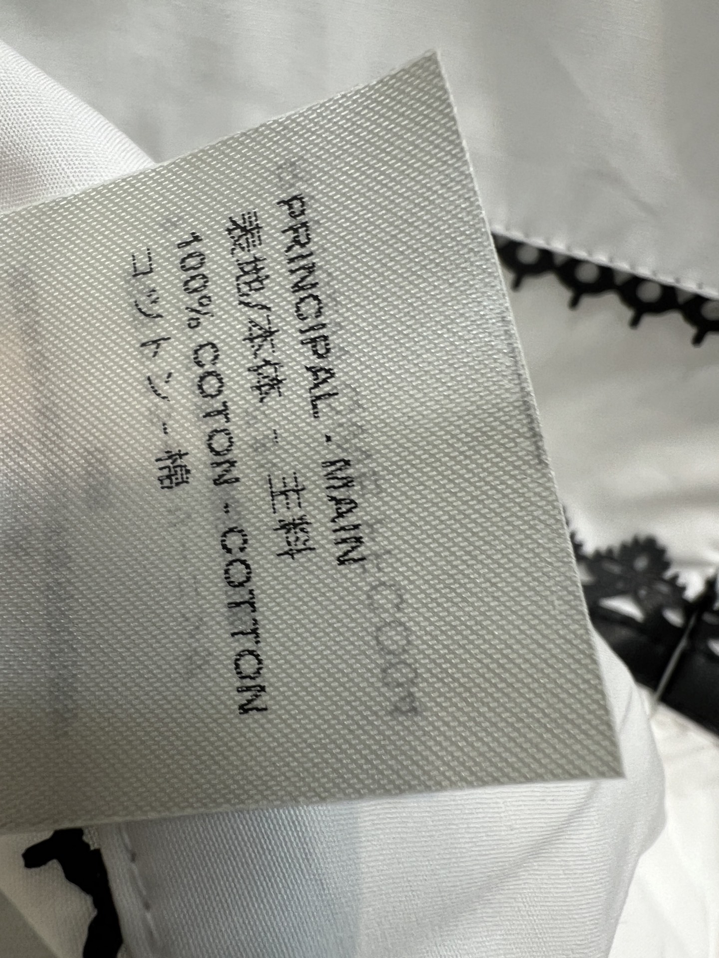 L家 26早秋新款 撞色无袖上衣 采用高品质棉面料 挺括有型 利落方领搭配细密黑色花边设计 层层横向黑色