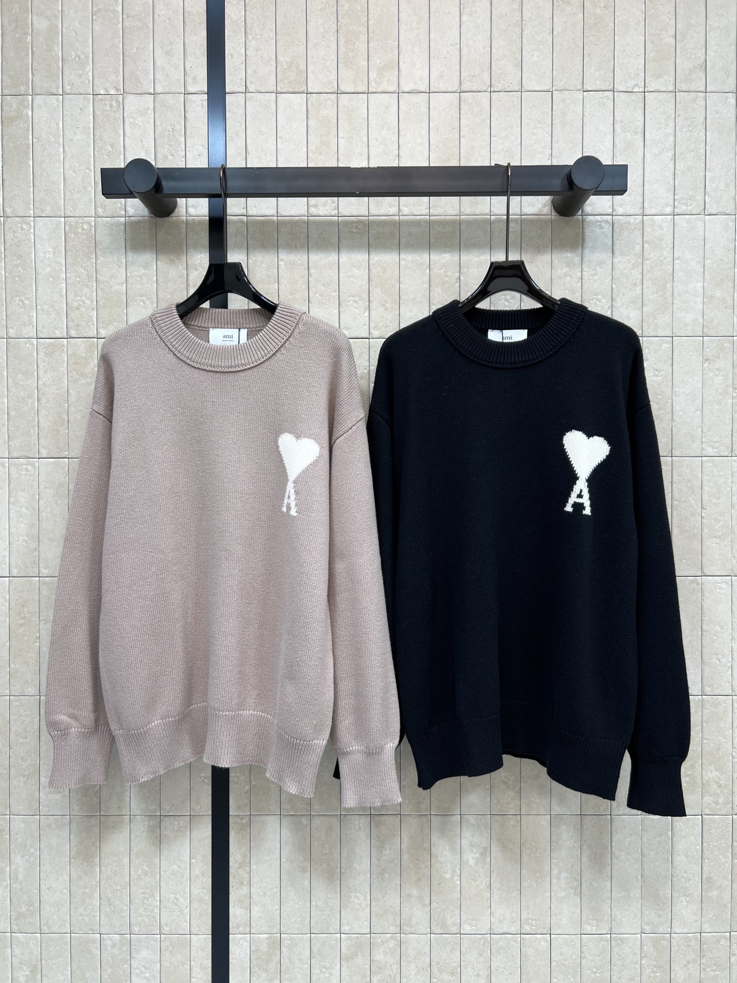 NO:929682,26 early autumn new round-neck knitted sweater. Made of wool blended knitted fabric. Soft and thick. The upper body is soft and skin-friendly and does not stick to the body. The embroidery on the front of the chest is simple and eye-catching. The loose off-shoulder version hides the body and makes you look slimmer. It is tolerant to all body shapes. Suitable for single layered shirts and coats. It can be worn for daily commuting and leisure. The lazy atmosphere is easy to control. Two colors and three codes, Size/S-M-L,,sweaters,shirts,1986090926早秋新款 圆领针织毛衣 采用羊毛混纺针织面料 软糯厚实 上身软糯亲肤不扎身 胸前提花刺绣简约吸睛 宽松落肩版型藏肉显瘦 对各种身形包容度拉满 单穿叠搭衬衫 大衣都适配 日常通勤休闲都能穿 慵懒氛围感轻松拿捏 两色三码Size/S-M-L,,sweaters,shirts,,Women's clothing