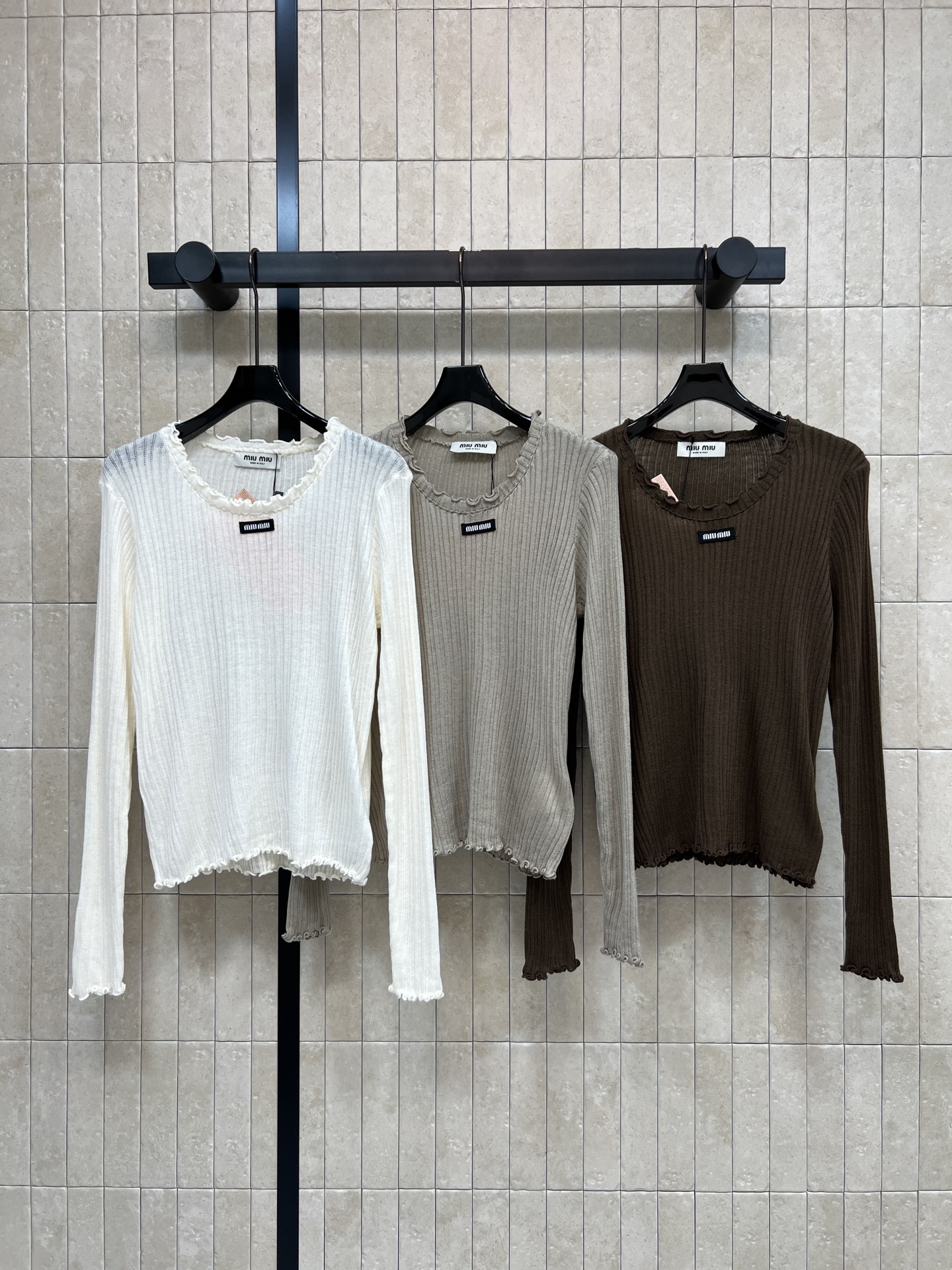 NO:929666,MIU Home 26 early autumn new style Fungus-trimmed knitted top Soft and waxy vertical pit Tencel blended knitted base Soft and skin-friendly Exquisite fungus-edged round neck and hem Slim-fitting and slightly short version to highlight the waistline Logo embellishment on the chest is low-key and simple Gentle to wear alone Super suitable for layering suit jackets Just need inner wear for daily commuting Three colors and three codes Size/S-M-L,,miumiu,jackets & coats,business suit,19860909MIU家 26早秋新款 木耳边针织上衣 软糯竖坑条天丝混纺针织打底 软糯亲肤 精致木耳边圆领与下摆 修身微短版型凸显腰线 胸前logo点缀低调简约 单穿温柔 叠穿西装外套超适配 日常通勤刚需内搭 三色三码Size/S-M-L,,miumiu,jackets & coats,business suit,,Women's clothing