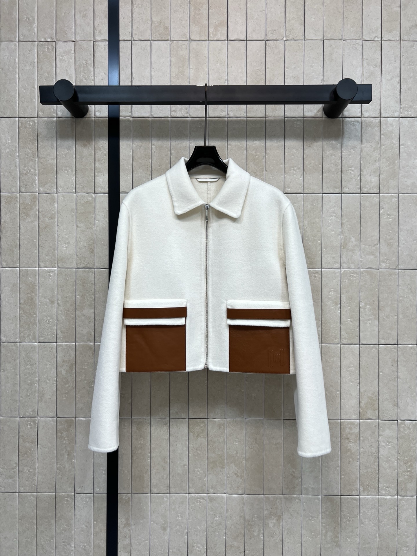 NO:929650,H Home 26 new early autumn off-white short jacket, classic small lapel, neat and elegant, middle metal zipper opening and closing, easy to put on and take off, caramel leather pockets on both sides of the hem, contrasting color design adds retro layering, thick and soft cashmere fabric, crisp and stylish, high waist and short version to lengthen the proportion of the lower body, versatile with pants and skirts, suitable for daily commuting, three colors and three codes Size/S-M-L,,skirts,jackets & coats,jackets  & coats,19860909H家 26早秋新款 米白短款夹克外套 经典小翻领利落大气 中间金属拉链开合穿脱方便 下摆两侧拼接焦糖色皮质口袋 撞色设计增添复古层次感 厚实软糯的羊绒面料挺括有型 高腰短版型拉长下半身比例 搭配裤子半裙都很百搭 日常通勤都合适 三色三码Size/S-M-L,,skirts,jackets & coats,jackets & coats,,Women's clothing