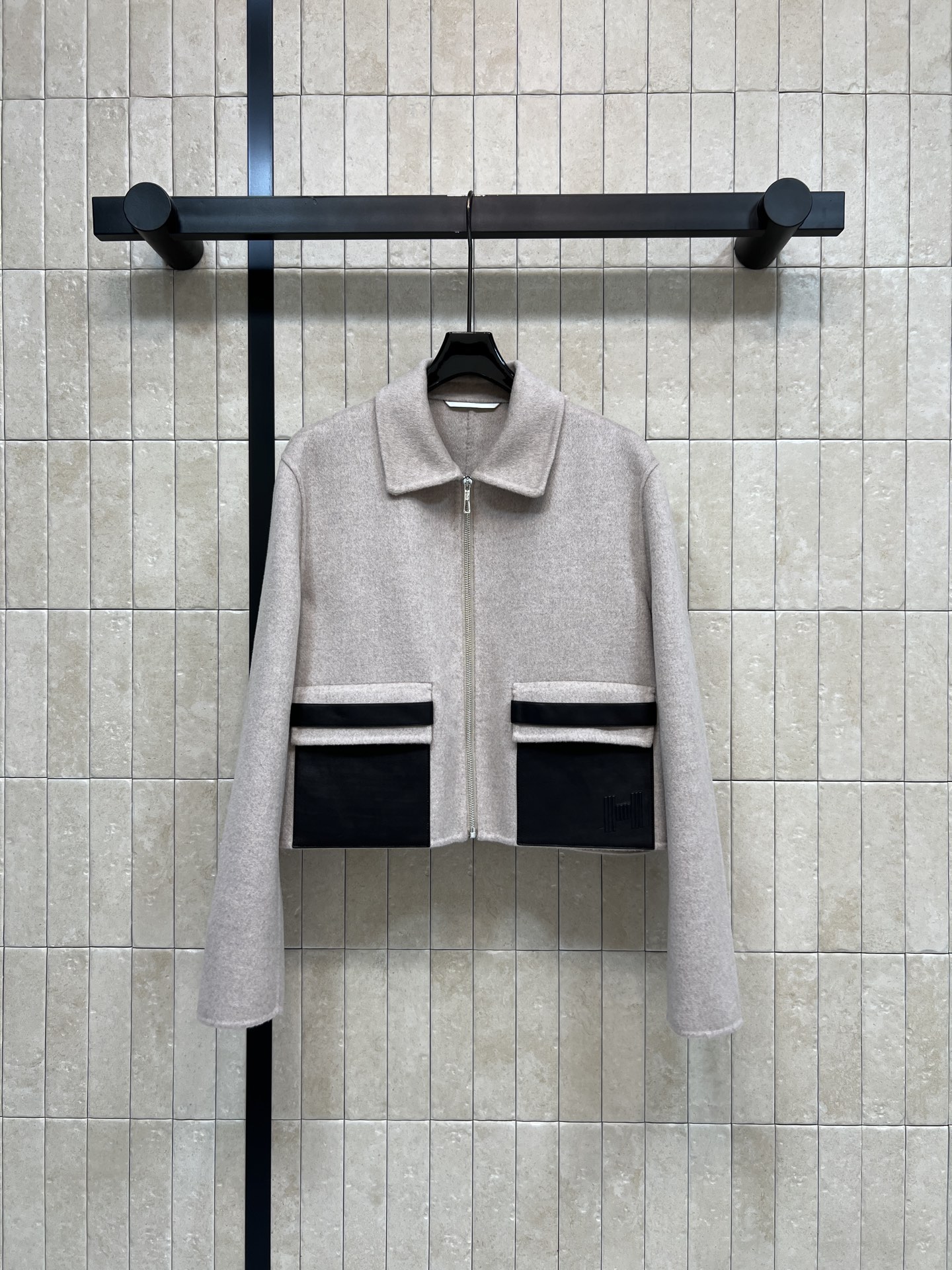 NO:929620,H Home 26 new early autumn off-white short jacket, classic small lapel, neat and elegant, middle metal zipper opening and closing, easy to put on and take off, caramel leather pockets on both sides of the hem, contrasting color design adds retro layering, thick and soft cashmere fabric, crisp and stylish, high waist and short version to lengthen the proportion of the lower body, versatile with pants and skirts, suitable for daily commuting, three colors and three codes Size/S-M-L,,skirts,jackets & coats,jackets  & coats,19860909H家 26早秋新款 米白短款夹克外套 经典小翻领利落大气 中间金属拉链开合穿脱方便 下摆两侧拼接焦糖色皮质口袋 撞色设计增添复古层次感 厚实软糯的羊绒面料挺括有型 高腰短版型拉长下半身比例 搭配裤子半裙都很百搭 日常通勤都合适 三色三码Size/S-M-L,,skirts,jackets & coats,jackets & coats,,Women's clothing