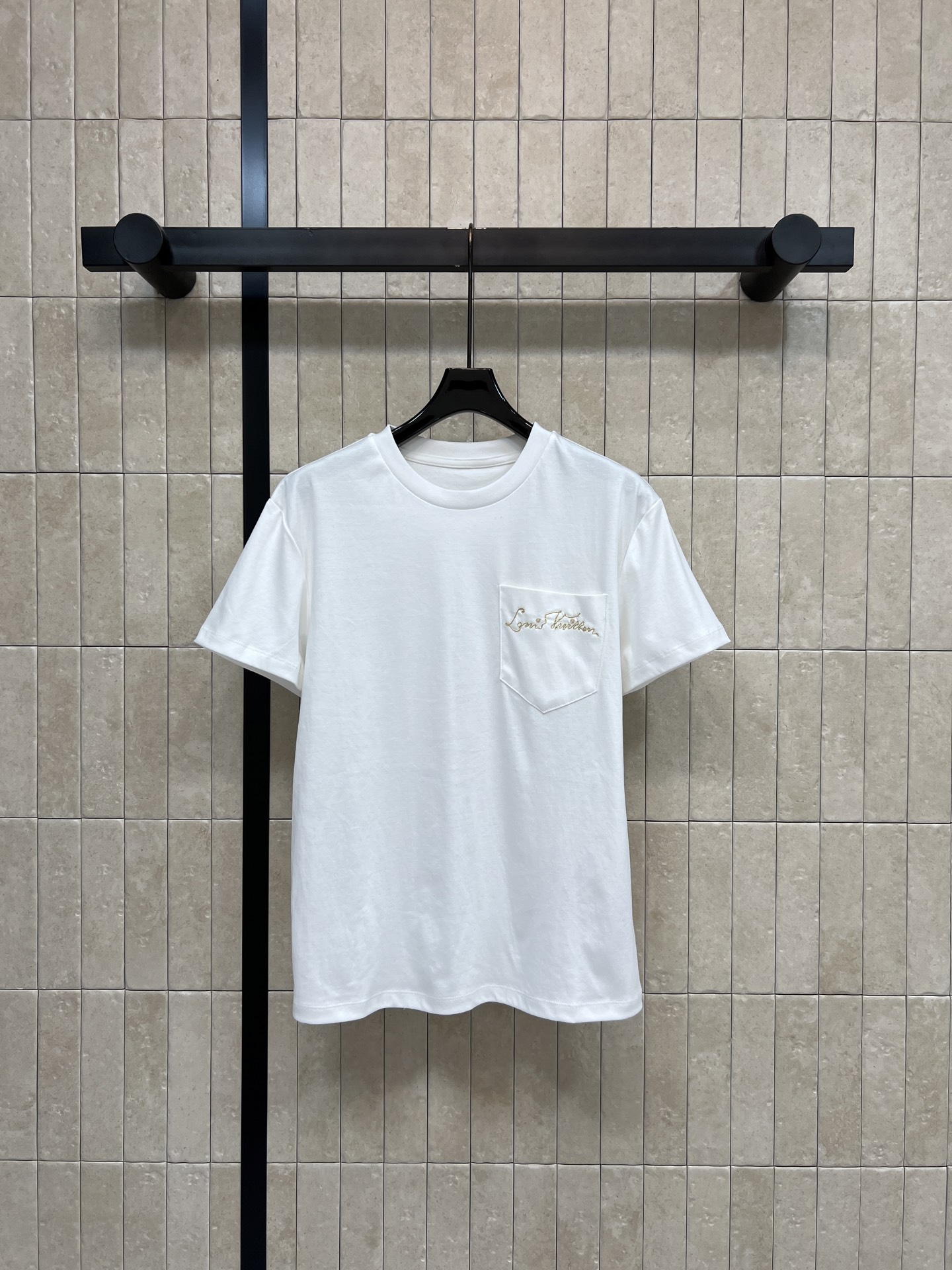 NO:931426,L's 26 early autumn new style round neck short-sleeved T-shirt. Selected high-count pure cotton fabric. Soft and breathable upper body, refreshing and not stuffy. The left chest pocket is equipped with exquisite gold logo embroidery. Simple and low-key with texture. The loose version accommodates various body shapes. Wear casually alone. Suitable for suits and shorts. Basic top for daily commuting. Two colors and three sizes, Size/S-M-L,, louis  vuitton,shorts,T-shirt,tees,t-shirt,business suit,19860909L家 26早秋新款 圆领短袖T恤 甄选高支纯棉面料 柔软透气上身清爽不闷 左胸口袋搭配精致金色logo刺绣 简约低调自带质感 宽松版型包容各种身形 单穿随性休闲 搭配西装 短裤都适配 日常通勤刚需基础上衣 两色三码Size/S-M-L,,louis vuitton,shorts,T-shirt,tees，t-shirt,business suit,,Women's clothing