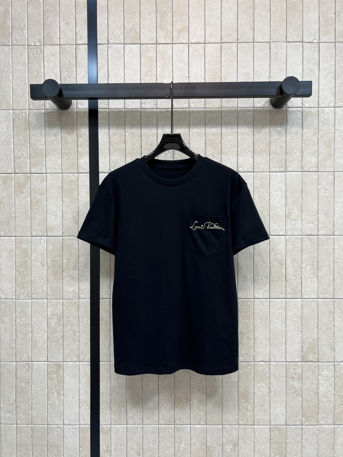 NO:931418,L's 26 early autumn new style round neck short-sleeved T-shirt. Selected high-count pure cotton fabric. Soft and breathable upper body, refreshing and not stuffy. The left chest pocket is equipped with exquisite gold logo embroidery. Simple and low-key with texture. The loose version accommodates various body shapes. Wear casually alone. Suitable for suits and shorts. Basic top for daily commuting. Two colors and three sizes, Size/S-M-L,, louis  vuitton,shorts,T-shirt,tees,t-shirt,business suit,19860909L家 26早秋新款 圆领短袖T恤 甄选高支纯棉面料 柔软透气上身清爽不闷 左胸口袋搭配精致金色logo刺绣 简约低调自带质感 宽松版型包容各种身形 单穿随性休闲 搭配西装 短裤都适配 日常通勤刚需基础上衣 两色三码Size/S-M-L,,louis vuitton,shorts,T-shirt,tees，t-shirt,business suit,,Women's clothing