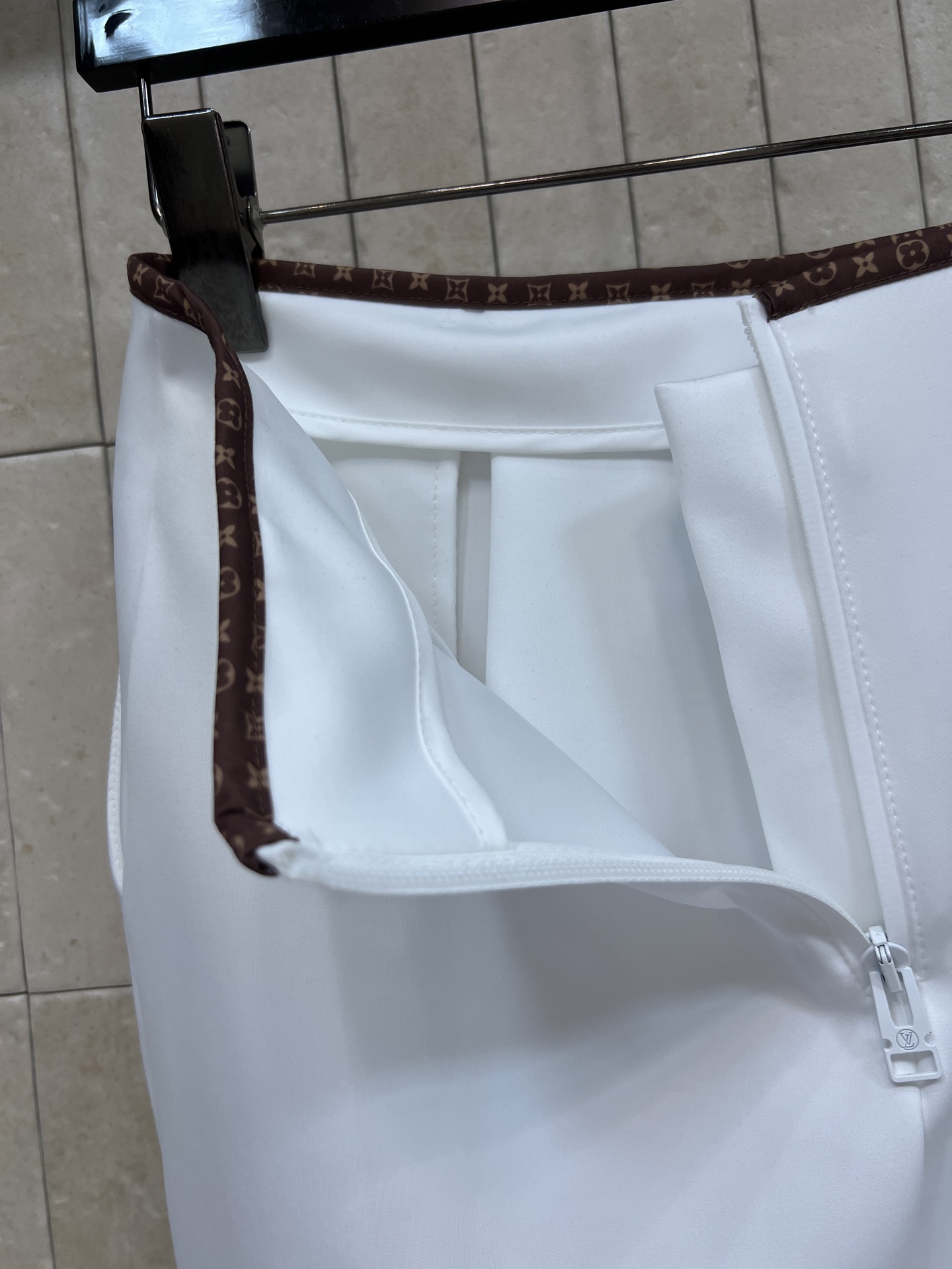 L家 26早秋新款 老花织带短裙 垂顺挺括面料不易起皱 版型利落修饰胯部线条 复古字母织带包边点缀 正面蝴蝶结系带温柔精