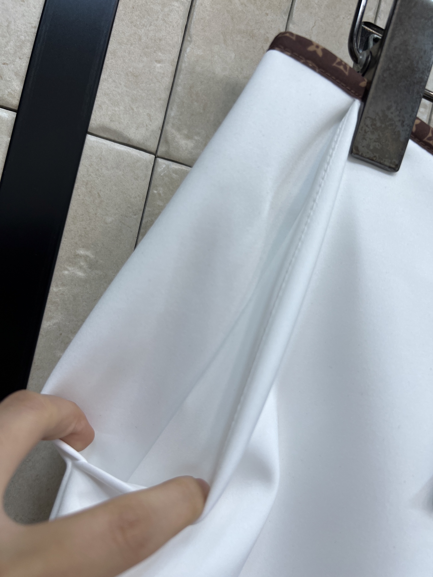 L家 26早秋新款 老花织带短裙 垂顺挺括面料不易起皱 版型利落修饰胯部线条 复古字母织带包边点缀 正面蝴蝶结系带温柔精