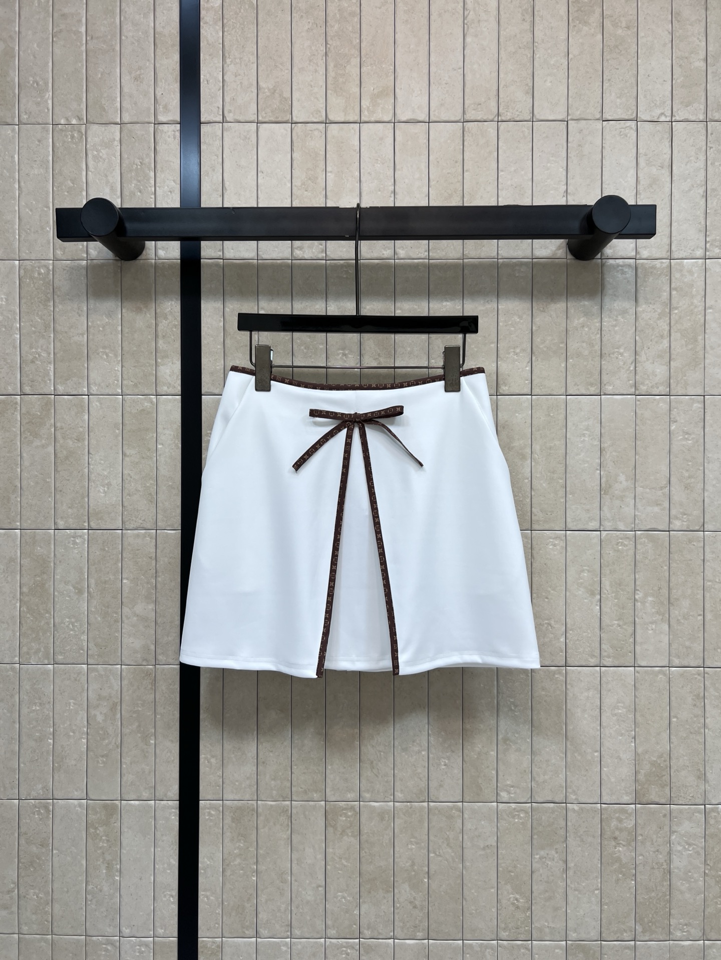 NO:931408,L's 26th early autumn new style presbyopia webbing skirt. Slim and crisp fabric is not easy to wrinkle. The shape is neat to modify the crotch line. Retro lettering webbing embellishment. The front bow tie is gentle and delicate. Low-key and slimming. Wear it with short-sleeved sets from the same series to create a full atmosphere. Suitable for daily commuting and dating. Gentle and versatile. Two colors and four sizes, Size/S-M-L-XL,, louis vuitton, skirts, T-shirt,19860909L家 26早秋新款 老花织带短裙 垂顺挺括面料不易起皱 版型利落修饰胯部线条 复古字母织带包边点缀 正面蝴蝶结系带温柔精致 低调显瘦 搭配同系列短袖成套穿氛围感拉满 日常通勤 约会都适配 温柔百搭 两色四码Size/S-M-L-XL,,louis vuitton,skirts,T-shirt,,Women's clothing
