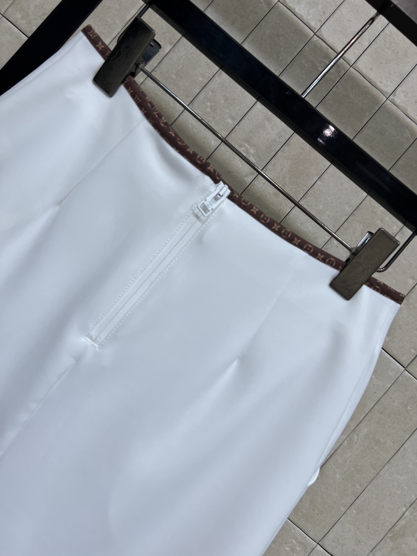 L家 26早秋新款 老花织带短裙 垂顺挺括面料不易起皱 版型利落修饰胯部线条 复古字母织带包边点缀 正面蝴蝶结系带温柔精