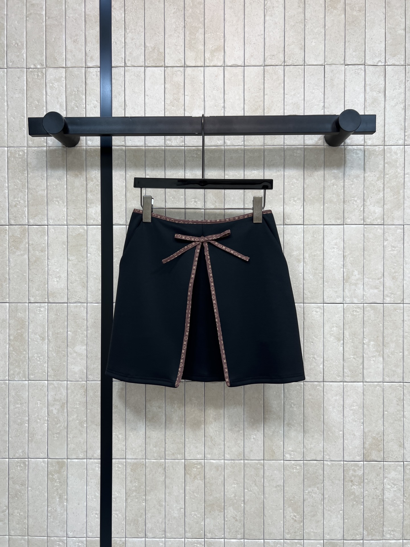 NO:931389,L's 26th early autumn new style presbyopia webbing skirt. Slim and crisp fabric is not easy to wrinkle. The shape is neat to modify the crotch line. Retro lettering webbing embellishment. The front bow tie is gentle and delicate. Low-key and slimming. Wear it with short-sleeved sets from the same series to create a full atmosphere. Suitable for daily commuting and dating. Gentle and versatile. Two colors and four sizes, Size/S-M-L-XL,, louis vuitton, skirts, T-shirt,19860909L家 26早秋新款 老花织带短裙 垂顺挺括面料不易起皱 版型利落修饰胯部线条 复古字母织带包边点缀 正面蝴蝶结系带温柔精致 低调显瘦 搭配同系列短袖成套穿氛围感拉满 日常通勤 约会都适配 温柔百搭 两色四码Size/S-M-L-XL,,louis vuitton,skirts,T-shirt,,Women's clothing