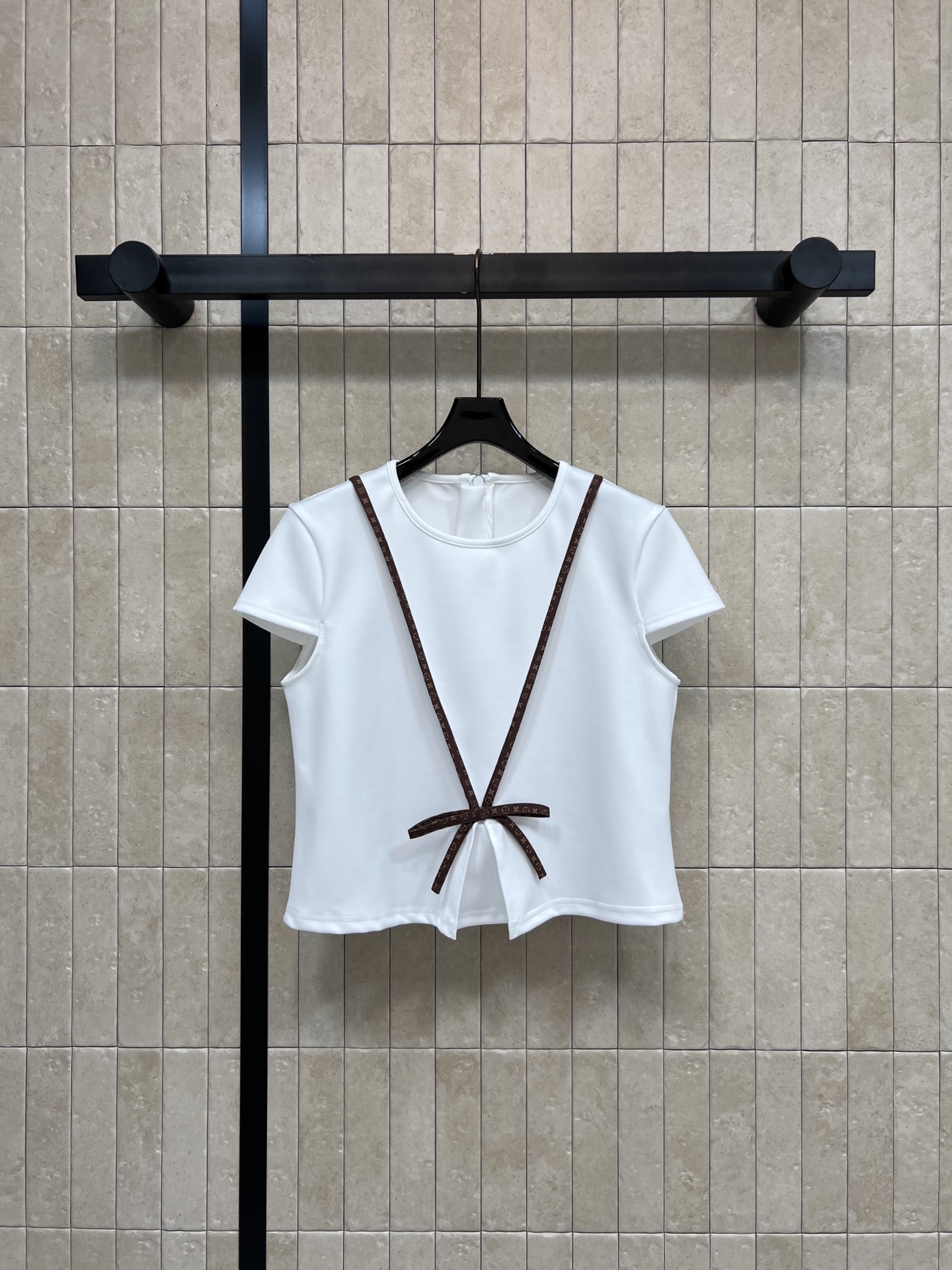 NO:931475,L's 26 early autumn new style Presbyopia webbing short-sleeved top Smooth and crisp fabric upper body is comfortable and stylish Retro letter webbing creates a cross-strap shape The bow slit at the hem is exquisite and unique The short version raises the waistline to show proportions Wear alone with a skirt or jeans Suitable for easy wear with a sense of sophistication Versatile and durable for daily commuting Two colors and four sizes Size/S-M-L-XL,, louis  vuitton,skirts,jeans,T-shirt,19860909L家 26早秋新款 老花织带短袖上衣 顺滑挺括面料上身舒适有型 复古字母织带打造交叉背带造型 下摆蝴蝶结开叉设计精巧别致 短款版型拉高腰线显比例 单穿搭配半身裙 牛仔裤都适配 轻松穿出精致感 日常通勤百搭耐看 两色四码Size/S-M-L-XL,,louis vuitton,skirts,jeans,T-shirt,,Women's clothing