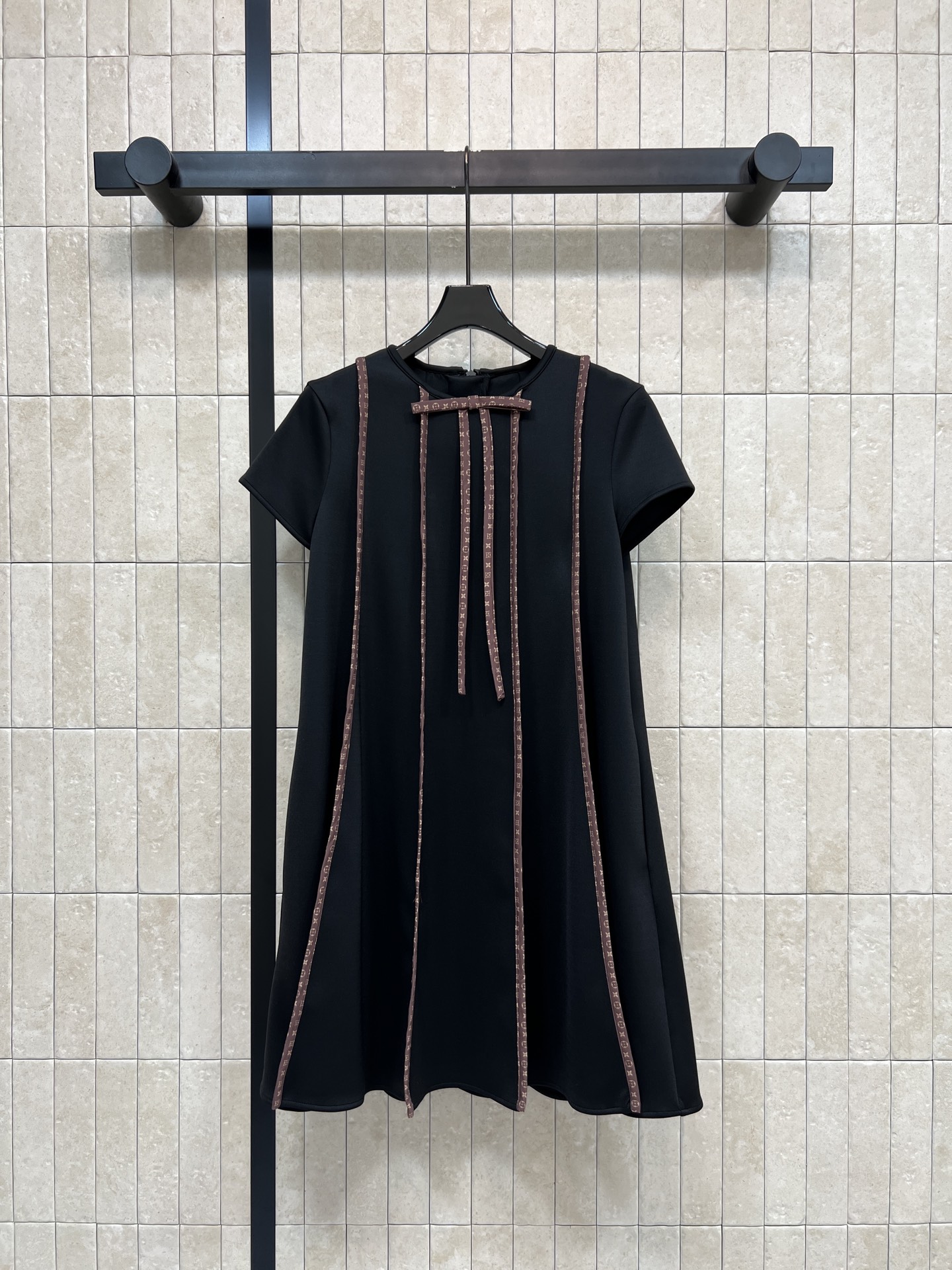 NO:931452,L's 26 early autumn new style Presbyopia webbing short-sleeved dress Smooth drape fabric is crisp and stylish The upper body is light and does not look bloated The retro webbing bow design on the chest is exquisite and elegant Contrast color webbing lines modify the body shape The side invisible pockets are beautiful and practical The loose A-line skirt hides the flesh and makes you look slimmer Suitable for daily commuting and dating It has a dignified and gentle temperament Two colors and four sizes Size/S-M-L-XL,,louis  vuitton,skirts,T-shirt,19860909L家 26早秋新款 老花织带短袖连衣裙 顺滑垂坠面料挺括有型 上身轻盈不显臃肿 胸前复古织带蝴蝶结设计精致优雅 撞色织带线条修饰身形 侧边隐形口袋美观实用 宽松A字裙摆藏肉显瘦 日常通勤 约会都适配 自带端庄温柔气质 两色四码Size/S-M-L-XL,,louis vuitton,skirts,T-shirt,,Women's clothing