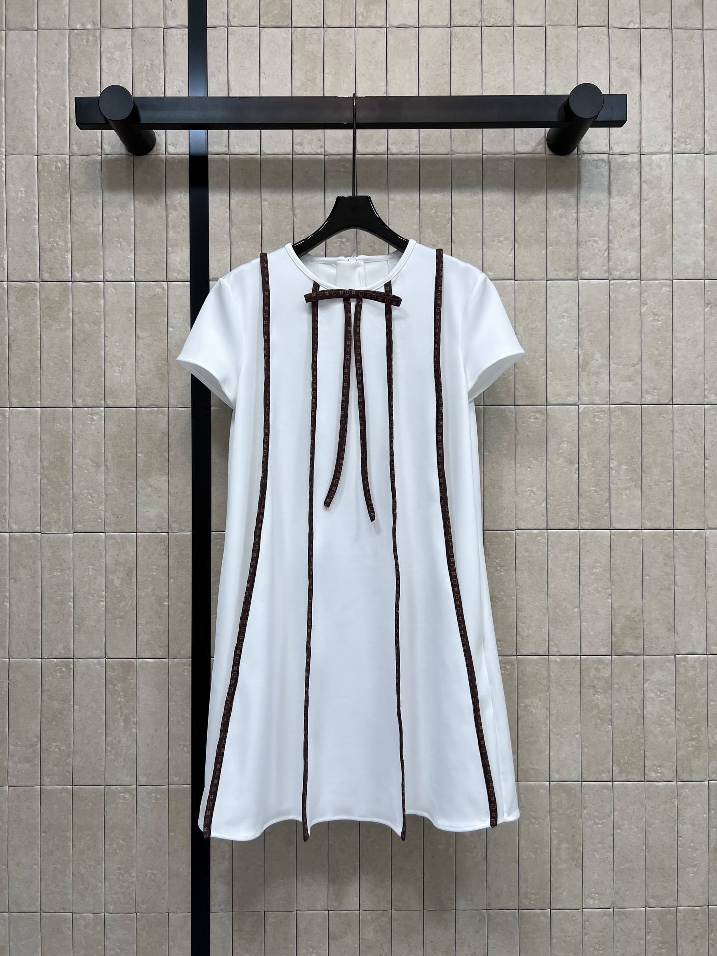 NO:931427,L's 26 early autumn new style Presbyopia webbing short-sleeved dress Smooth drape fabric is crisp and stylish The upper body is light and does not look bloated The retro webbing bow design on the chest is exquisite and elegant Contrast color webbing lines modify the body shape The side invisible pockets are beautiful and practical The loose A-line skirt hides the flesh and makes you look slimmer Suitable for daily commuting and dating It has a dignified and gentle temperament Two colors and four sizes Size/S-M-L-XL,,louis  vuitton,skirts,T-shirt,19860909L家 26早秋新款 老花织带短袖连衣裙 顺滑垂坠面料挺括有型 上身轻盈不显臃肿 胸前复古织带蝴蝶结设计精致优雅 撞色织带线条修饰身形 侧边隐形口袋美观实用 宽松A字裙摆藏肉显瘦 日常通勤 约会都适配 自带端庄温柔气质 两色四码Size/S-M-L-XL,,louis vuitton,skirts,T-shirt,,Women's clothing