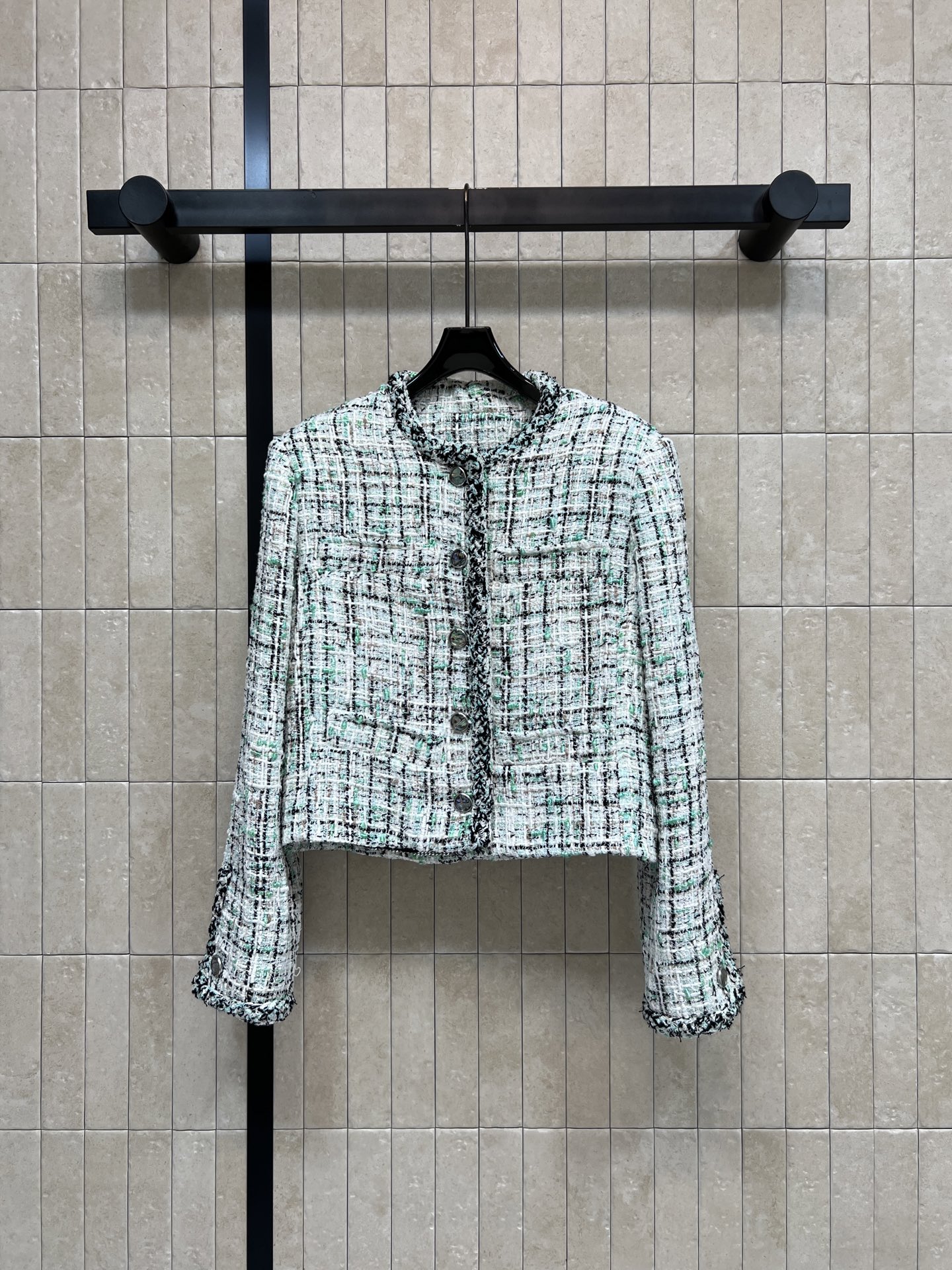 NO:932578,C Home 26 early autumn new style small fragrant style short jacket. The tweed woven fabric has full texture. The white, green and black mixed color weaving is fresh and eye-catching. The raw edge webbing outlines the outline. The metal buttons are exquisite and textured. The short version optimizes the body proportions. The neat tailoring is versatile and not picky. Suitable for both dresses and jeans. It is easy to wear for commuting and dating with an elegant and refined temperament. Three sizes in one color Size/S-M-L,,chanel,skirts,jeans,jackets & coats,19860909C家 26早秋新款 小香风短外套 粗花呢编织面料肌理感十足 白绿黑混色编织清新亮眼 毛边织带包边勾勒轮廓 金属纽扣精致有质感 短款版型优化身材比例 利落剪裁百搭不挑人 搭配连衣裙 牛仔裤都适配 通勤约会轻松穿出优雅精致气质 一色三码Size/S-M-L,,chanel,skirts,jeans,jackets & coats,,Women's clothing