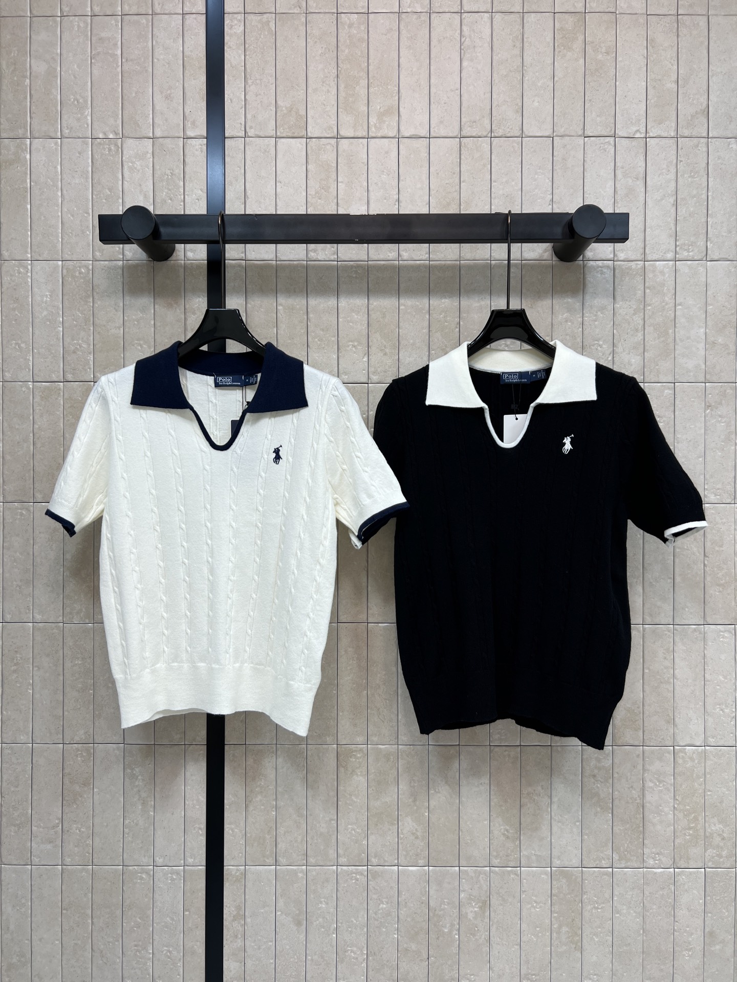 NO:932592,pol's 26 early autumn new style, contrasting polo knitted short-sleeves, made of wool fabric, delicate cable texture, soft and skin-friendly, breathable knitted contrasting collar and cuffs with distinct layers, simple and delicate chest embroidery, slightly loose version to hide the flesh, gentle, refreshing, classic and durable, suitable for single skirts and casual pants, full of college style, versatile for commuting and daily wear, two colors and three sizes, Size/S-M-L,, louis  vuitton,skirts,T-shirt,19860909pol家 26早秋新款 撞色polo针织短袖 采用羊毛面料 细腻绞花纹理软糯亲肤 透气针织撞色衣领与袖口层次分明 胸口刺绣简约精致 微宽松版型藏肉显瘦 温柔清爽经典耐看 单搭半身裙 休闲裤都适配 学院风拉满 通勤日常穿搭百搭不出错 两色三码Size/S-M-L,,louis vuitton,skirts,T-shirt,,Women's clothing