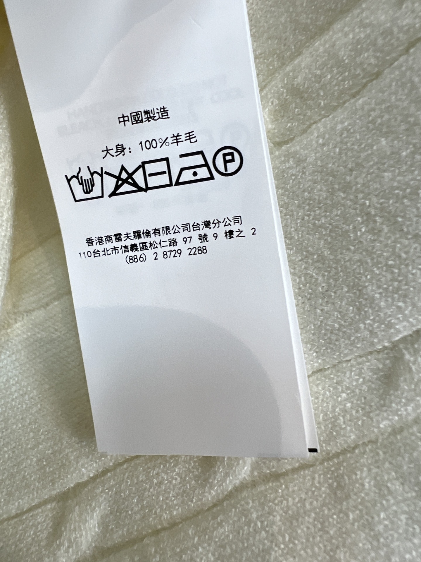 pol家 26早秋新款 撞色polo针织短袖 采用羊毛面料 细腻绞花纹理软糯亲肤 透气针织撞色衣领与袖口层次分明 胸口刺