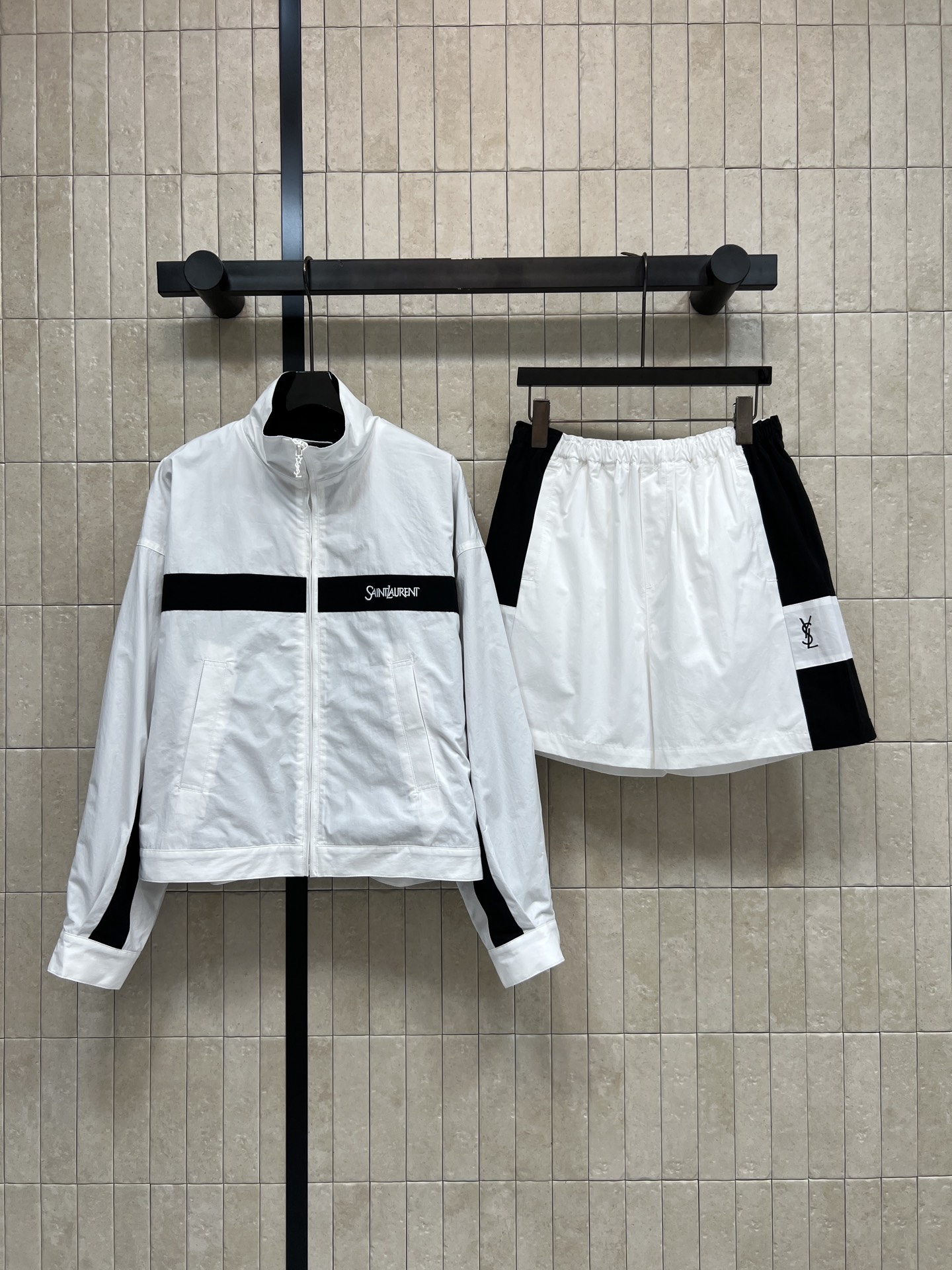NO:932627,Jacket Shorts SLP Home 26th New Style for Early Autumn Contrast Color Jacket Set Stand-up Collar Jacket Jacket + High Waist Contrast Color Shorts Wear-resistant workwear fabric is crisp and stylish Contrast color stripe design is simple and elegant Exquisite letter embroidery embellishments on the body Elastic waist shorts are comfortable and unrestricted Loose fit is not flattering The whole outfit is lazy and casual Suitable for daily travel and outdoor commuting The upper body of the set has a high-end sports atmosphere Two colors and three codes Size/S-M-L,,loro  piana,shorts,jackets & coats,jackets & coats,19860909外套 短裤SLP家 26早秋新款 撞色夹克套装 立领夹克外套+高腰撞色短裤 耐磨工装面料挺括有型 撞色条纹设计简约大气 衣身精致字母刺绣点缀 松紧腰短裤舒适无束缚 宽松版型不挑身材 整套穿搭慵懒随性 日常出行 户外通勤都合适 成套上身自带高级运动氛围感 两色三码Size/S-M-L,,loro piana,shorts,jackets & coats,jackets & coats,,Women's clothing