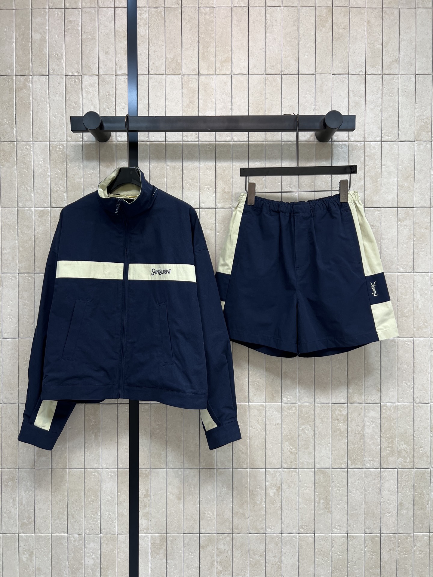 NO:932616,Jacket Shorts SLP Home 26th New Style for Early Autumn Contrast Color Jacket Set Stand-up Collar Jacket Jacket + High Waist Contrast Color Shorts Wear-resistant workwear fabric is crisp and stylish Contrast color stripe design is simple and elegant Exquisite letter embroidery embellishments on the body Elastic waist shorts are comfortable and unrestricted Loose fit is not flattering The whole outfit is lazy and casual Suitable for daily travel and outdoor commuting The upper body of the set has a high-end sports atmosphere Two colors and three codes Size/S-M-L,,loro  piana,shorts,jackets & coats,jackets & coats,19860909外套 短裤SLP家 26早秋新款 撞色夹克套装 立领夹克外套+高腰撞色短裤 耐磨工装面料挺括有型 撞色条纹设计简约大气 衣身精致字母刺绣点缀 松紧腰短裤舒适无束缚 宽松版型不挑身材 整套穿搭慵懒随性 日常出行 户外通勤都合适 成套上身自带高级运动氛围感 两色三码Size/S-M-L,,loro piana,shorts,jackets & coats,jackets & coats,,Women's clothing