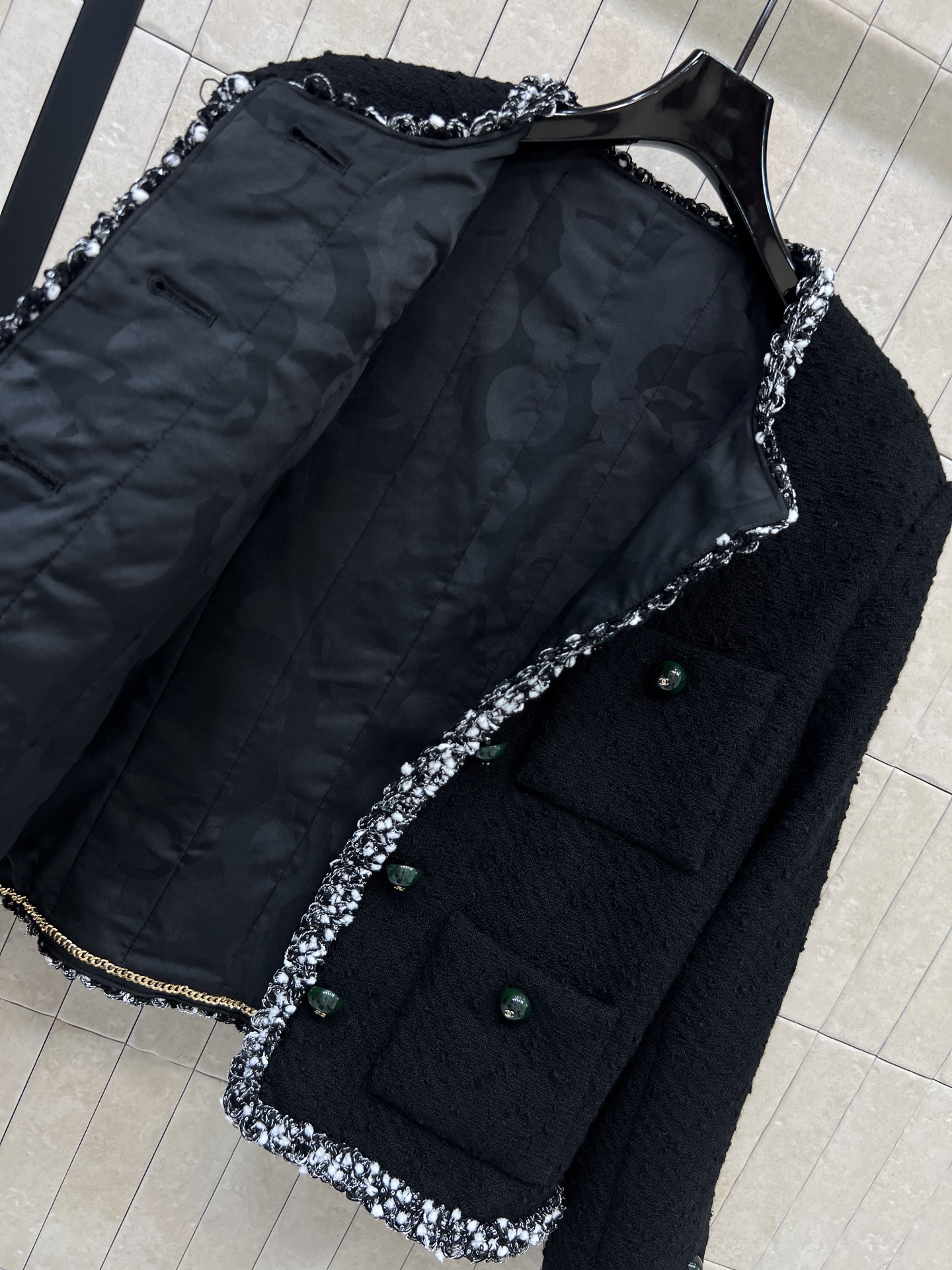 C家 26早秋新款 黑色小香外套 采用羊毛混纺面料挺括有型 银白混色毛边织带环绕圆领与衣摆 墨绿色纽扣精致显贵 对称四口