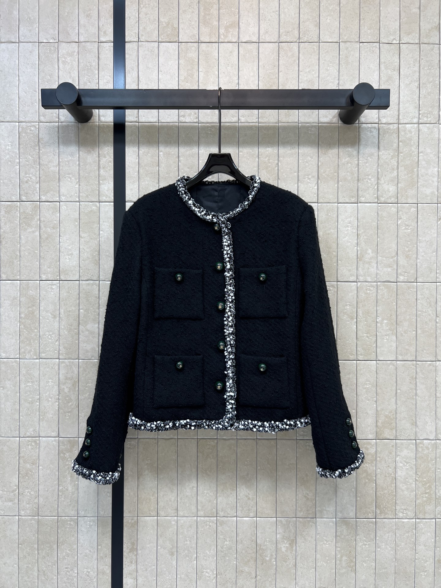 NO:932611,C Home 26 early autumn new style black Xiaoxiang jacket. Made of wool blended fabric, crisp and stylish. Silver and white mixed color fur-edge webbing surrounds the round collar and hem. Dark green buttons are exquisite and noble. Symmetrical four pockets take into account both appearance and practicality. The neat short version raises the waistline. Simple and elegant. Suitable for matching with dresses and sweaters. It is easy to wear for commuting and dating. Three sizes in one color Size/S-M-L,,chanel,skirts,jackets &  coats,19860909C家 26早秋新款 黑色小香外套 采用羊毛混纺面料挺括有型 银白混色毛边织带环绕圆领与衣摆 墨绿色纽扣精致显贵 对称四口袋兼顾颜值与实用性 利落短版型拉高腰线 简约大气不挑搭配 内搭连衣裙 针织衫都适配 通勤约会轻松穿出优雅 一色三码Size/S-M-L,,chanel,skirts,jackets & coats,,Women's clothing