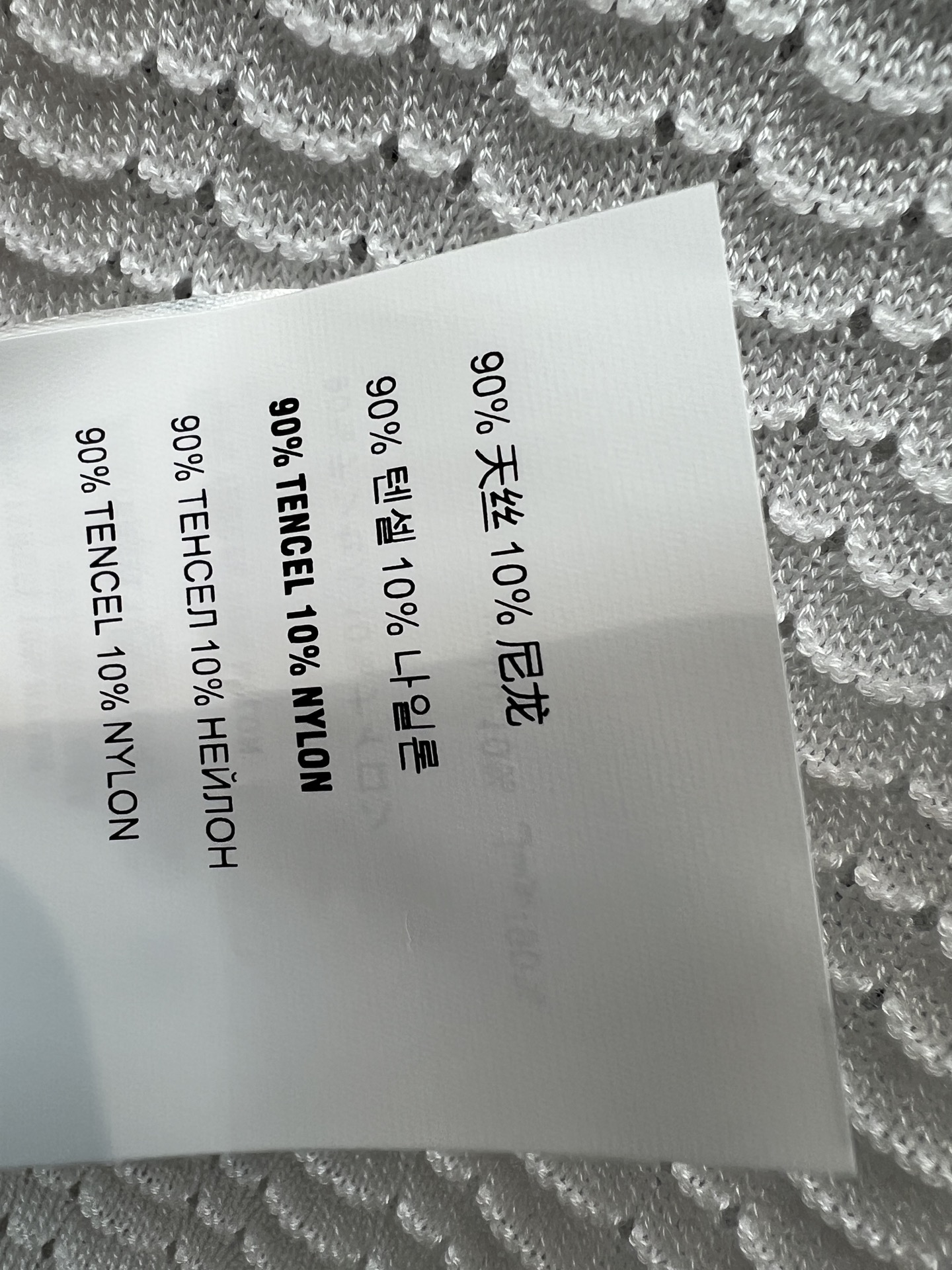 MIU家 26早秋新款 镂空针织Polo衫 采用天丝混纺面料 领口环绕精致珍珠点缀 精致感拉满 小翻领搭配半开扣门襟 胸