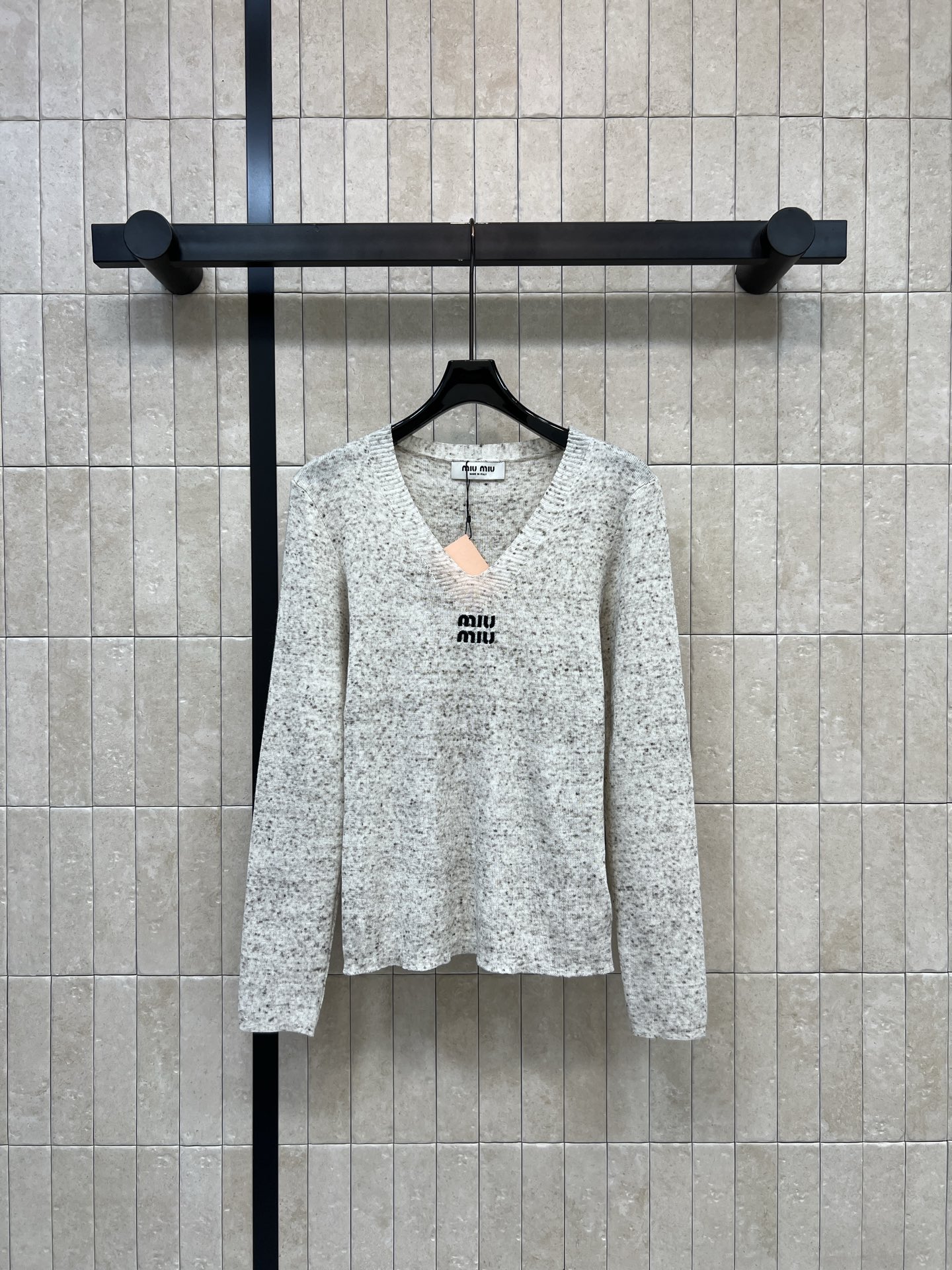 NO:932602,MIU home 26 early autumn new style V-neck knitted long sleeves. Dotted mixed colors have soft texture. Soft waxy wool blended fabric is skin-friendly and breathable. Simple V-neck modifies the neck line. Small and delicate chest logo embroidery. Loose long sleeves hide the flesh and look slimmer. The color is gentle and attractive. Suitable to wear alone or layered with jackets. Daily commuting and casual dating to easily create a Korean gentle atmosphere. Three color codes: Size/S-M-L,,miumiu,jackets & coats,19860909MIU家 26早秋新款 V领针织长袖 杂点混色自带柔和肌理 软糯羊毛混纺面料亲肤透气 简约V领修饰脖颈线条 胸口logo刺绣小巧精致 宽松长袖藏肉显瘦 颜色温柔耐看 单穿叠搭外套都合适 日常通勤 休闲约会轻松打造韩系温柔氛围感 色三码Size/S-M-L,,miumiu,jackets & coats,,Women's clothing