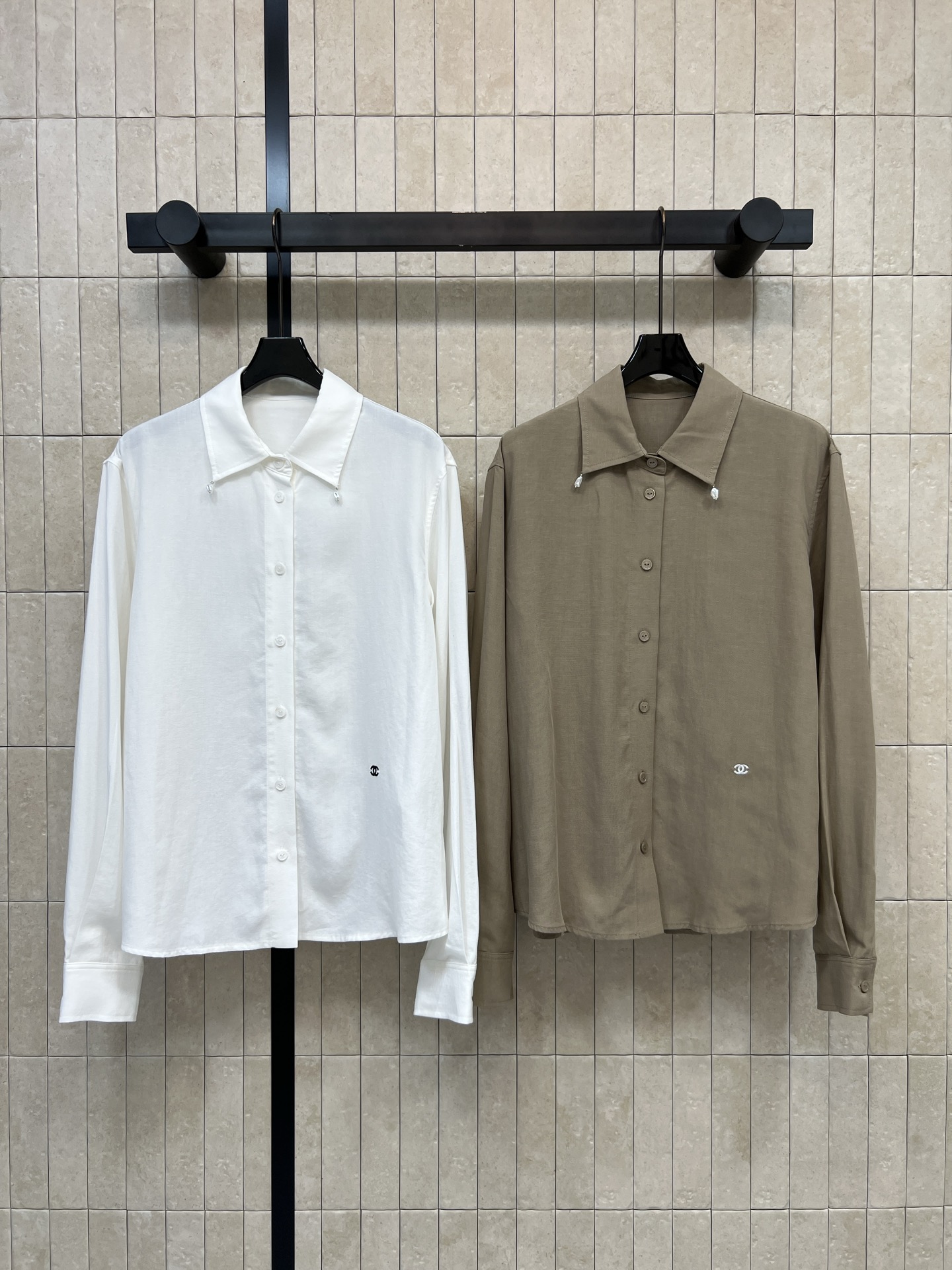 NO:932591,C Home 26 early autumn new style lapel long-sleeved shirt made of Tencel linen blended fabric, drapey, breathable and skin-friendly. Simple lapel with small pearl embellishment. Clean and neat solid-color buttons on the placket. Brand embroidery on the hem is low-key and exquisite. The loose version is not flattering on the figure. Suitable for wearing alone or with a vest and jacket. Versatile and durable for daily commuting and casual wear. Two colors and three codes Size/S-M-L,,chanel,jackets & coats,shirts,19860909C家 26早秋新款 翻领长袖衬衫 采用天丝亚麻混纺面料 垂感透气亲肤 简约翻领搭配小巧珍珠点缀 门襟纯色纽扣干净利落 下摆品牌刺绣低调精致 宽松版型不挑身材 单穿或内搭马甲 外套都适配 日常通勤休闲穿搭百搭耐看 两色三码Size/S-M-L,,chanel,jackets & coats,shirts,,Women's clothing