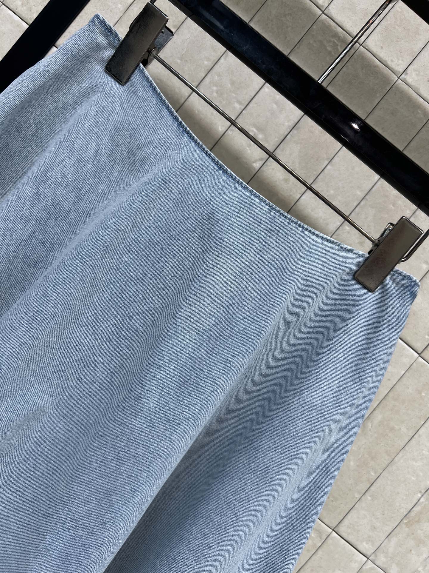 D家 26早秋新款 高腰牛仔短裙 水洗牛仔棉面料 轻盈不厚重 高腰版型拉高腰线 正面一排金属圆扣简约有设计感 A字伞裙版