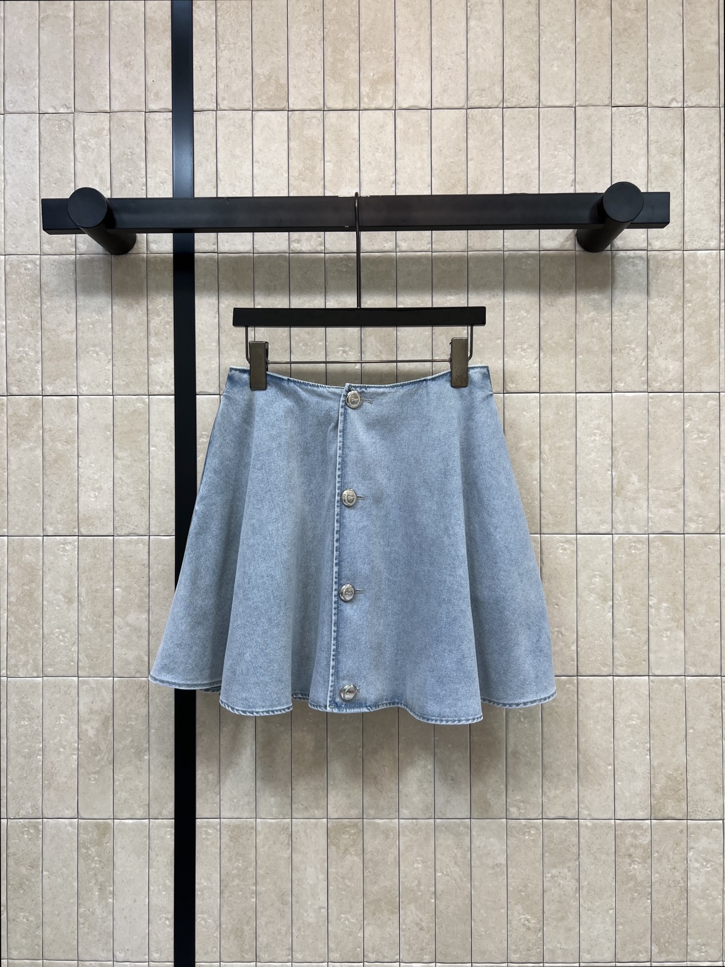 NO:932585,Djia 26 early autumn new style high-waisted denim skirt, washed denim cotton fabric, light and not heavy, high-waisted version to raise the waistline, a row of metal round buttons on the front, simple and design-like, A-line umbrella skirt version, hiding the crotch and covering the flesh, tolerant of all kinds of lower body lines, refreshing light blue, suitable for all kinds of tops, T-shirts, sweaters, shirts, daily outings, date wear, fresh and youthful  One color, four sizes, Size/S-M-L-XL,,dior,skirts,shirts,tees,t-shirt,19860909D家 26早秋新款 高腰牛仔短裙 水洗牛仔棉面料 轻盈不厚重 高腰版型拉高腰线 正面一排金属圆扣简约有设计感 A字伞裙版型藏胯遮肉 包容各类下半身线条 清爽浅蓝适配各种上衣 T恤 针织衫 衬衫都能搭配 日常出游 约会穿搭减龄清新 一色四码Size/S-M-L-XL,,dior,skirts,shirts,tees，t-shirt,,Women's clothing