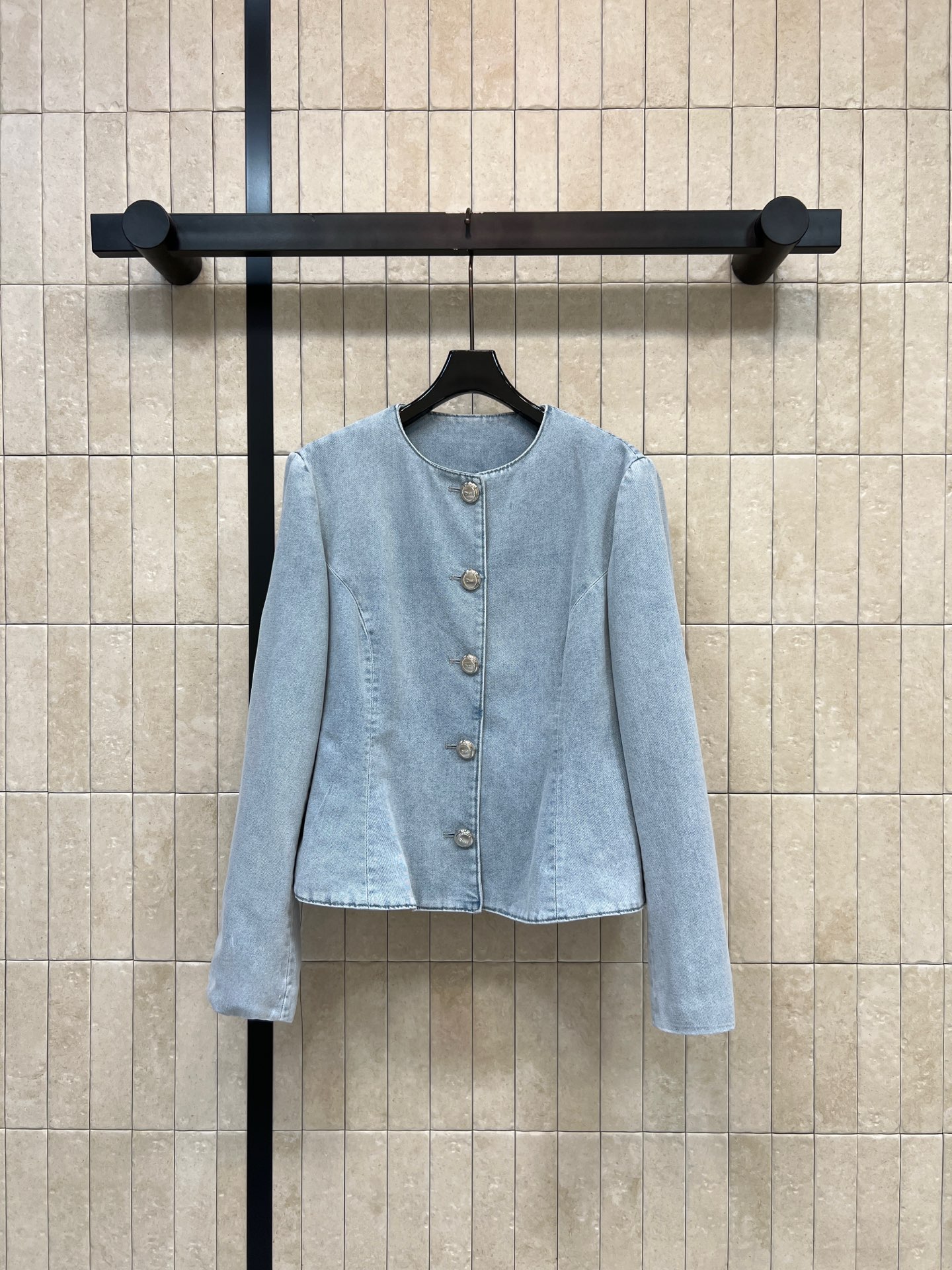 NO:932577,D Home 26 early autumn new style short denim jacket, washed denim cotton fabric, comfortable and unrestricted upper body, simple collarless round neck design, neat and elegant, a row of metal buttons on the placket, exquisite and durable, three-dimensional pleated tailoring at the waist to outline the waistline, short version to optimize body proportions, suitable for both skirts and jeans, daily commuting, travel wear, versatile and durable, four sizes in one color, Size/S-M-L-XL,, dior, skirts, jeans, jackets &  coats,19860909D家 26早秋新款 短款牛仔外套 水洗牛仔棉面料 上身舒适无束缚 简约无领圆领设计利落大气 门襟一排金属纽扣精致耐看 腰部立体收褶剪裁勾勒腰线 短款版型优化身材比例 搭配半身裙 牛仔裤都适配 日常通勤 出游穿搭百搭耐看 一色四码Size/S-M-L-XL,,dior,skirts,jeans,jackets & coats,,Women's clothing