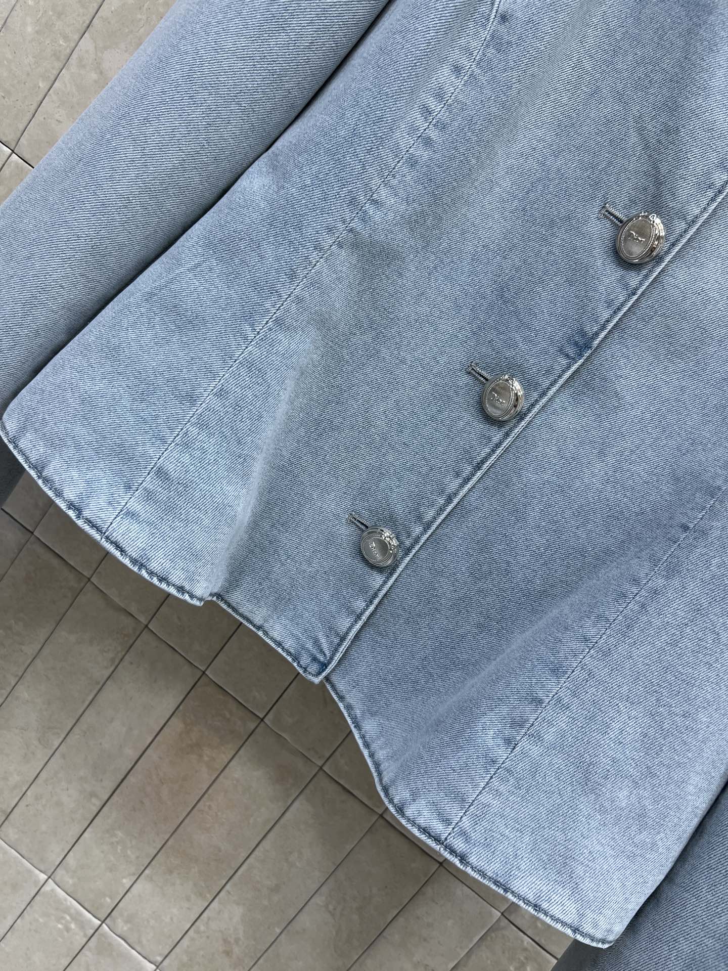 D家 26早秋新款 短款牛仔外套 水洗牛仔棉面料 上身舒适无束缚 简约无领圆领设计利落大气 门襟一排金属纽扣精致耐看 腰