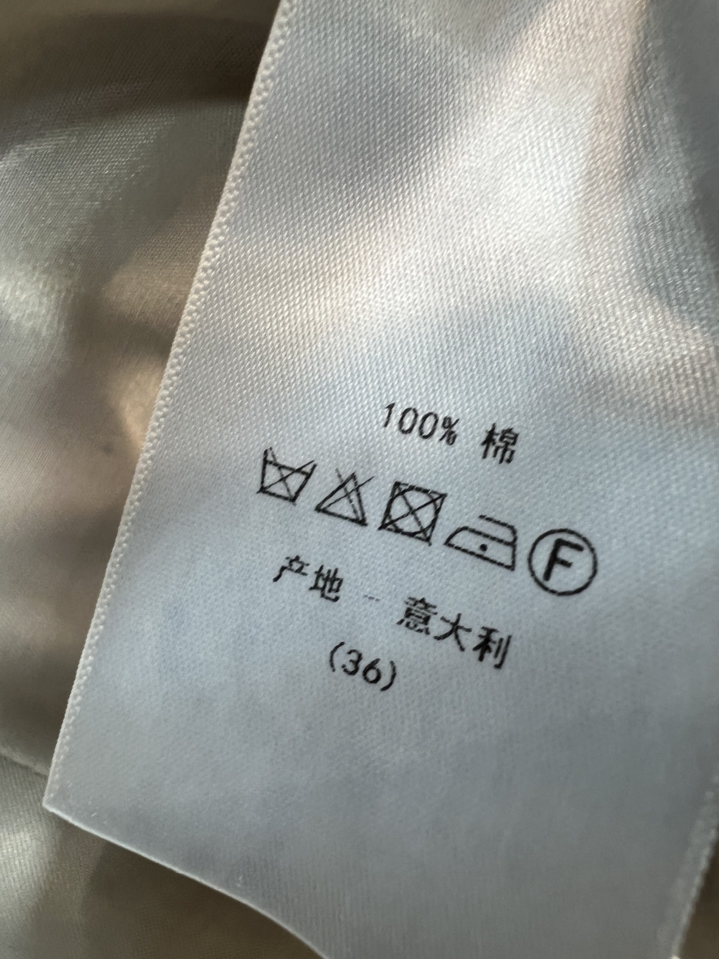 D家 26早秋新款 短款牛仔外套 水洗牛仔棉面料 上身舒适无束缚 简约无领圆领设计利落大气 门襟一排金属纽扣精致耐看 腰