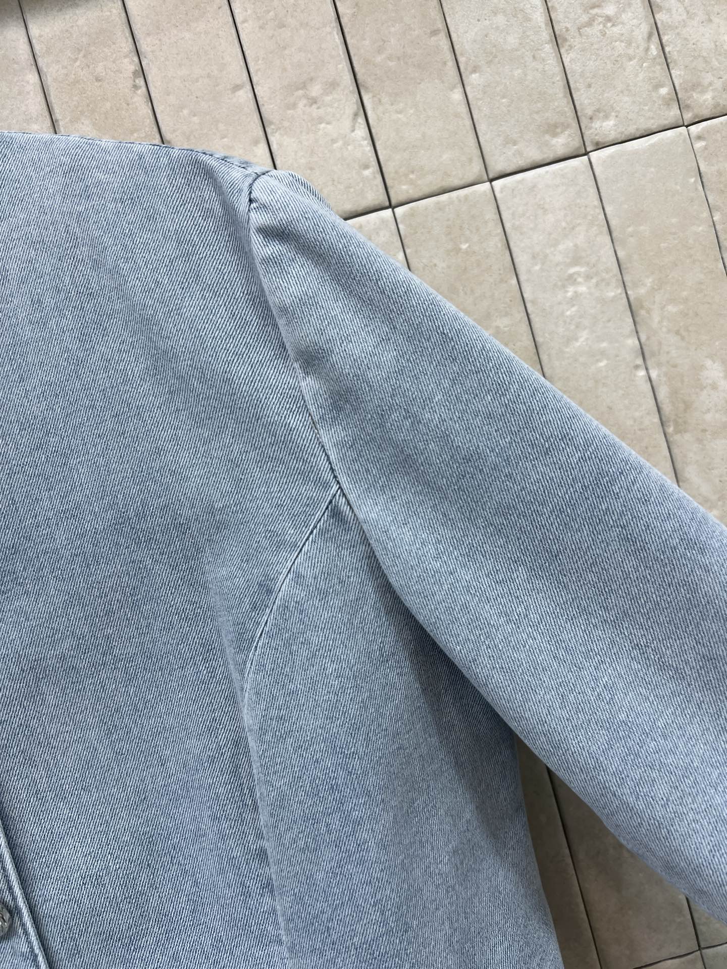 D家 26早秋新款 短款牛仔外套 水洗牛仔棉面料 上身舒适无束缚 简约无领圆领设计利落大气 门襟一排金属纽扣精致耐看 腰